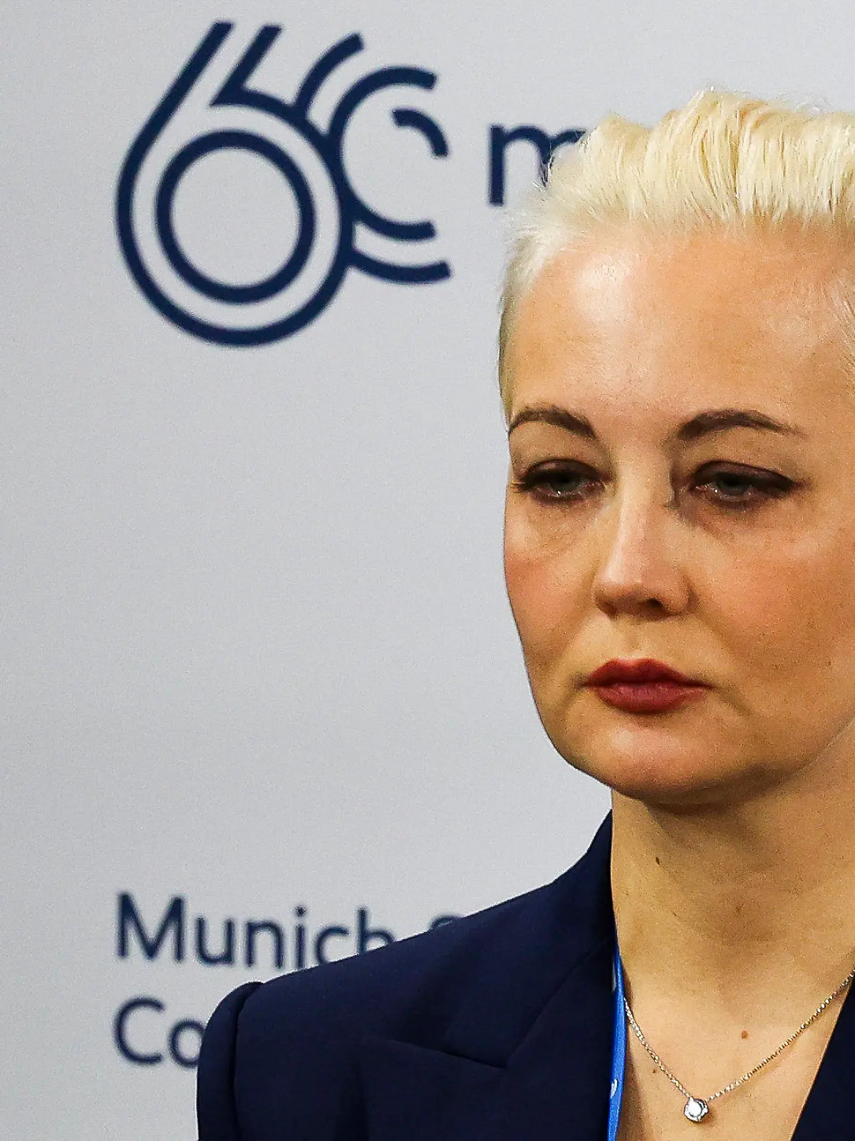 16.02.2024, München: Julia Nawalnaja, Ehefrau von Alexej Nawalny, reagiert während ihrer Rede auf der Sicherheitskonferenz. Angesichts der Berichte über den Tod von Kremlgegner Nawalny hat seine Frau Julia Nawalnaja zum Kampf gegen den russischen Machtapparat von Präsident Putin aufgerufen. Foto: Kai Pfaffenbach/Pool Reuters/dpa +++ dpa-Bildfunk +++