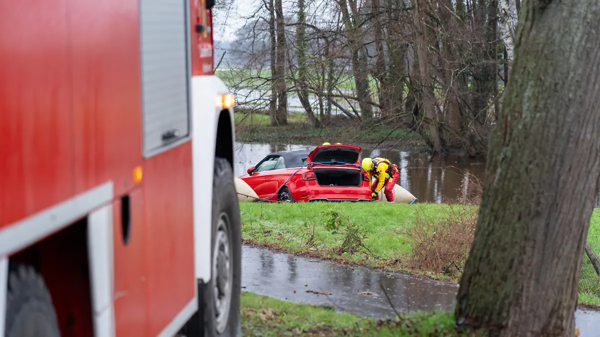 Mit der Winde des Gerätewagens konnte der PKW an Land gezogen werden