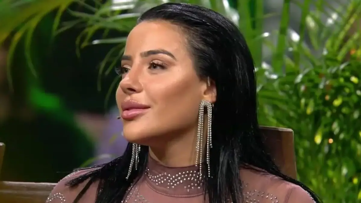 Make-up und Haare sitzen beim Nachspiel perfekt.
