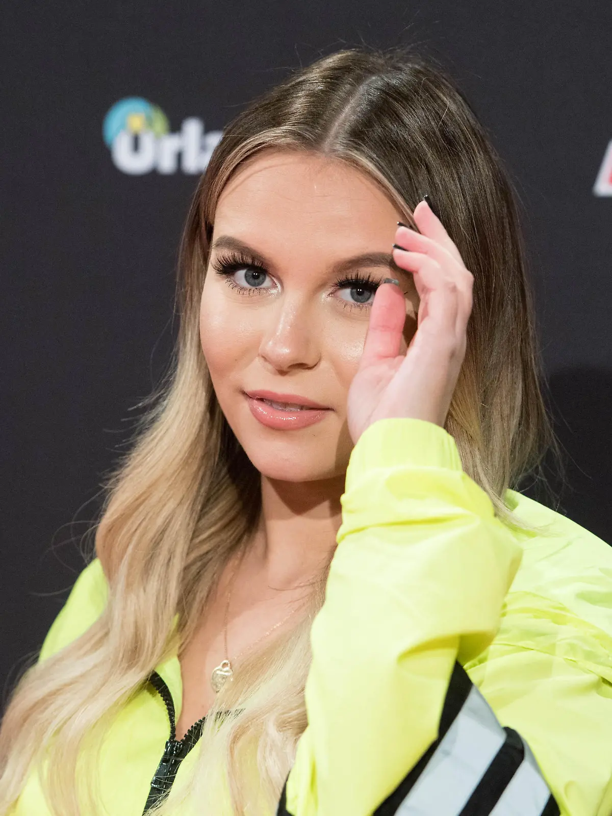 Dagmara Nicole OCHMANCZYK (Dagi Bee), Webvideoproduzentin, Brustbild, Gestik, Geste, auf dem roten Teppich der EinsLive Krone Verleihung am 06.12.2018 in Bochum / Deutschland Â
