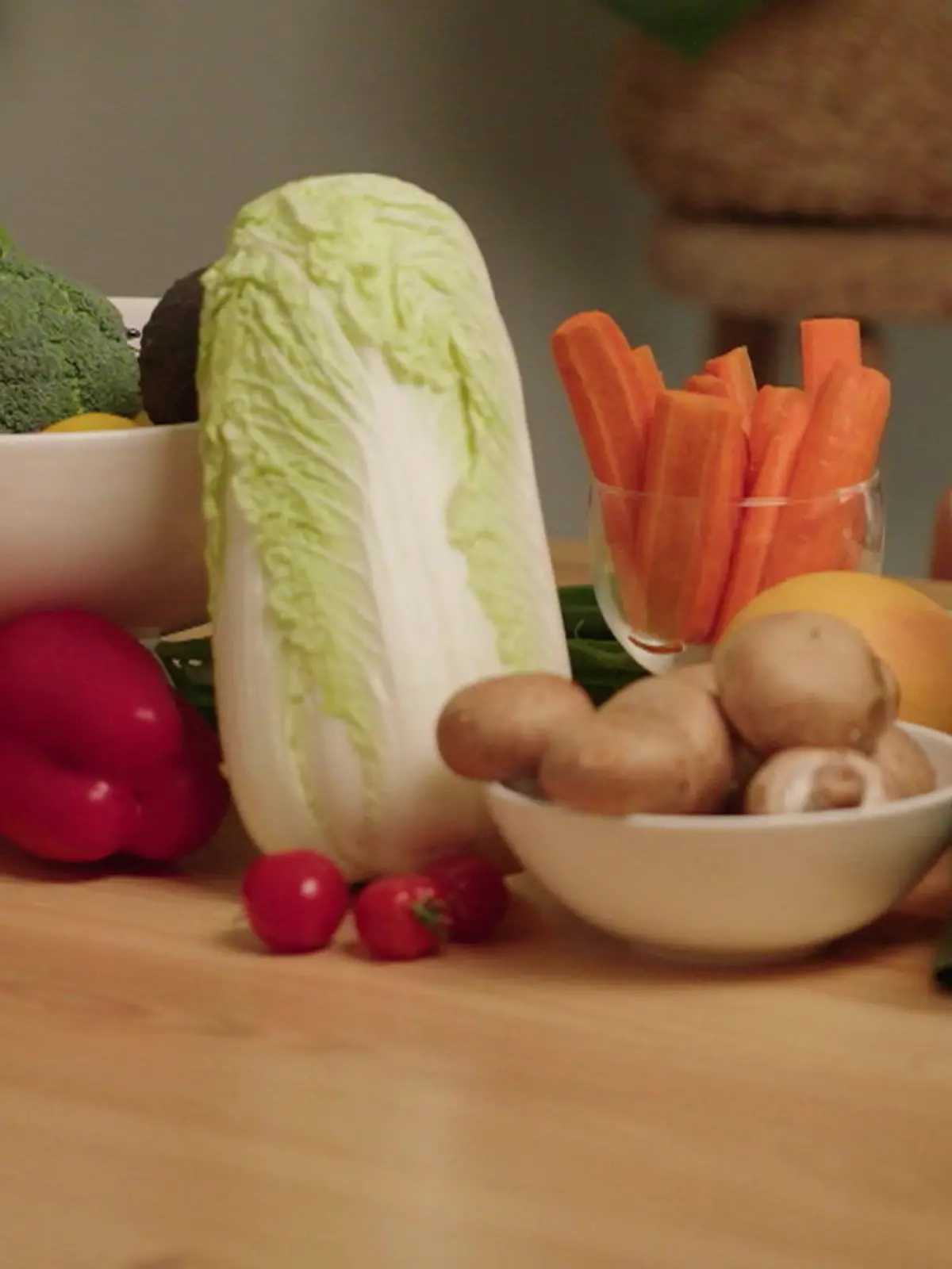Generell sind alle Gemüsesorten sehr gesund und sollten möglichst häufig auf unseren Tellern landen. Doch einige Sorten enthalten noch mehr Vitamine, Mineralien und Nährstoffe als andere. Wir zeigen die drei gesündesten und erklären einen einfachen Farbentrick!
