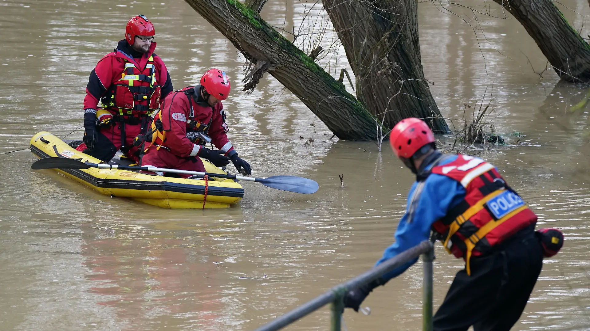 19.02.2024, Großbritannien, Leicester: Ein Suchteam im Einsatz. Mit einem Großaufgebot suchen Rettungskräfte in einem Fluss in England nach einem Zweijährigen. Das Kind war mit seiner Familie im Süden der Stadt Leicester unterwegs, als es in den Fluss Soar stürzte. Foto: Jacob King/PA Wire/dpa +++ dpa-Bildfunk +++