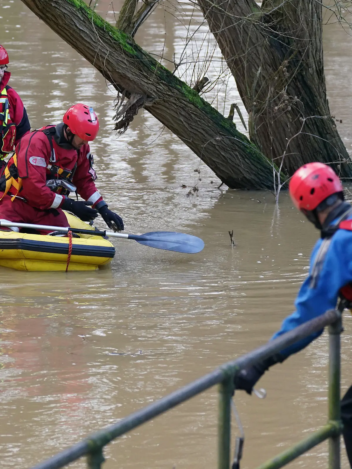 19.02.2024, Großbritannien, Leicester: Ein Suchteam im Einsatz. Mit einem Großaufgebot suchen Rettungskräfte in einem Fluss in England nach einem Zweijährigen. Das Kind war mit seiner Familie im Süden der Stadt Leicester unterwegs, als es in den Fluss Soar stürzte. Foto: Jacob King/PA Wire/dpa +++ dpa-Bildfunk +++