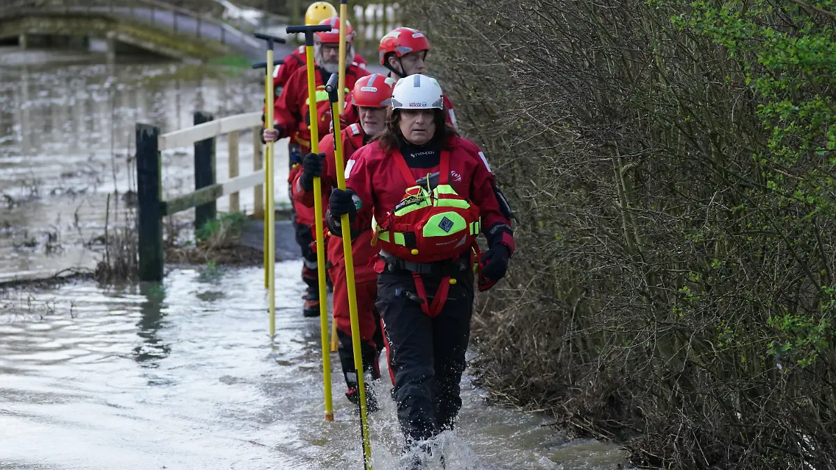 19.02.2024, Großbritannien, Leicester: Ein Suchteam geht am Fluss Soar. Mit einem Großaufgebot suchen Rettungskräfte in einem Fluss in England nach einem Zweijährigen. Das Kind war mit seiner Familie im Süden der Stadt Leicester unterwegs, als es in den Fluss Soar stürzte. Foto: Jacob King/PA Wire/dpa +++ dpa-Bildfunk +++