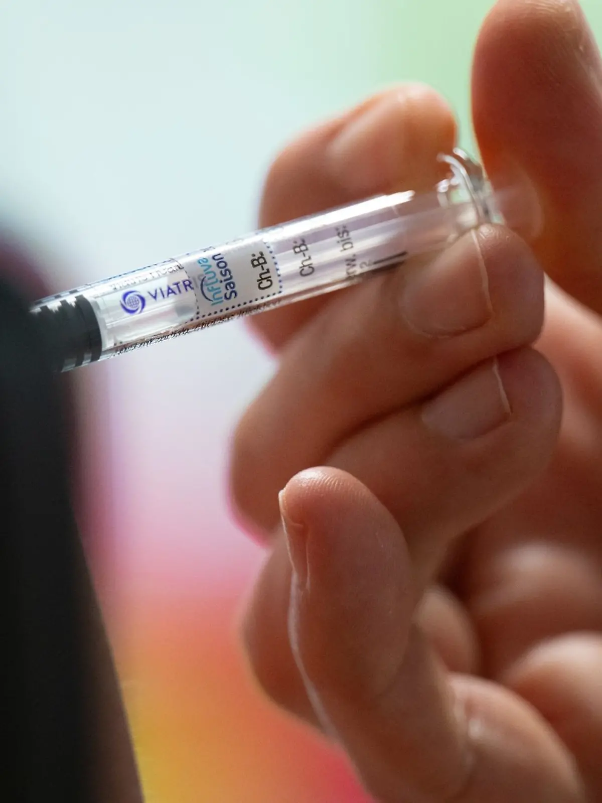 Eine Frau lässt sich während eines Pressetermins zur Grippeschutzimpfung mit dem saisonalen Wirkstoff gegen die 
Grippe impfen.