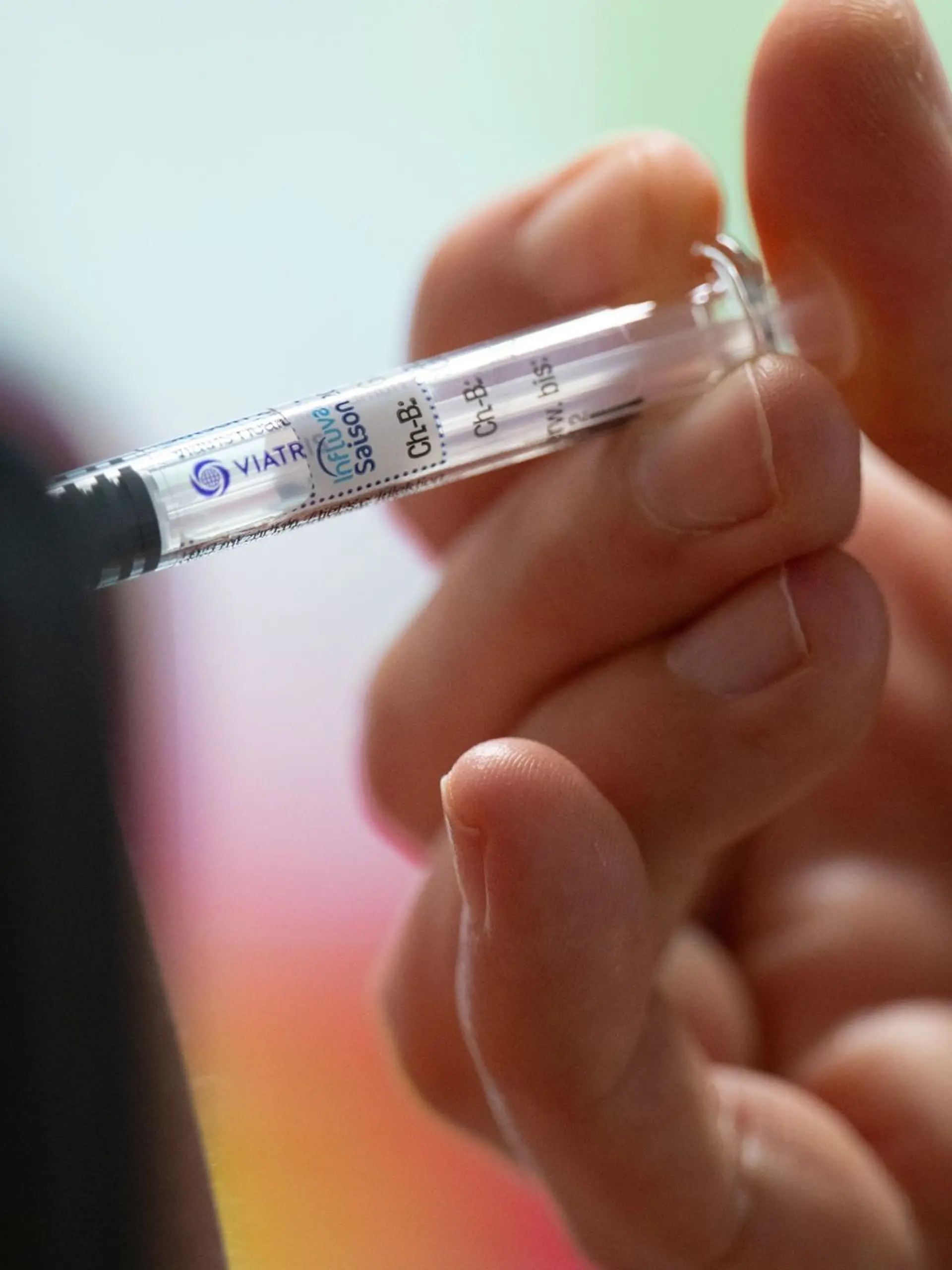 Eine Frau lässt sich während eines Pressetermins zur Grippeschutzimpfung mit dem saisonalen Wirkstoff gegen die 
Grippe impfen.