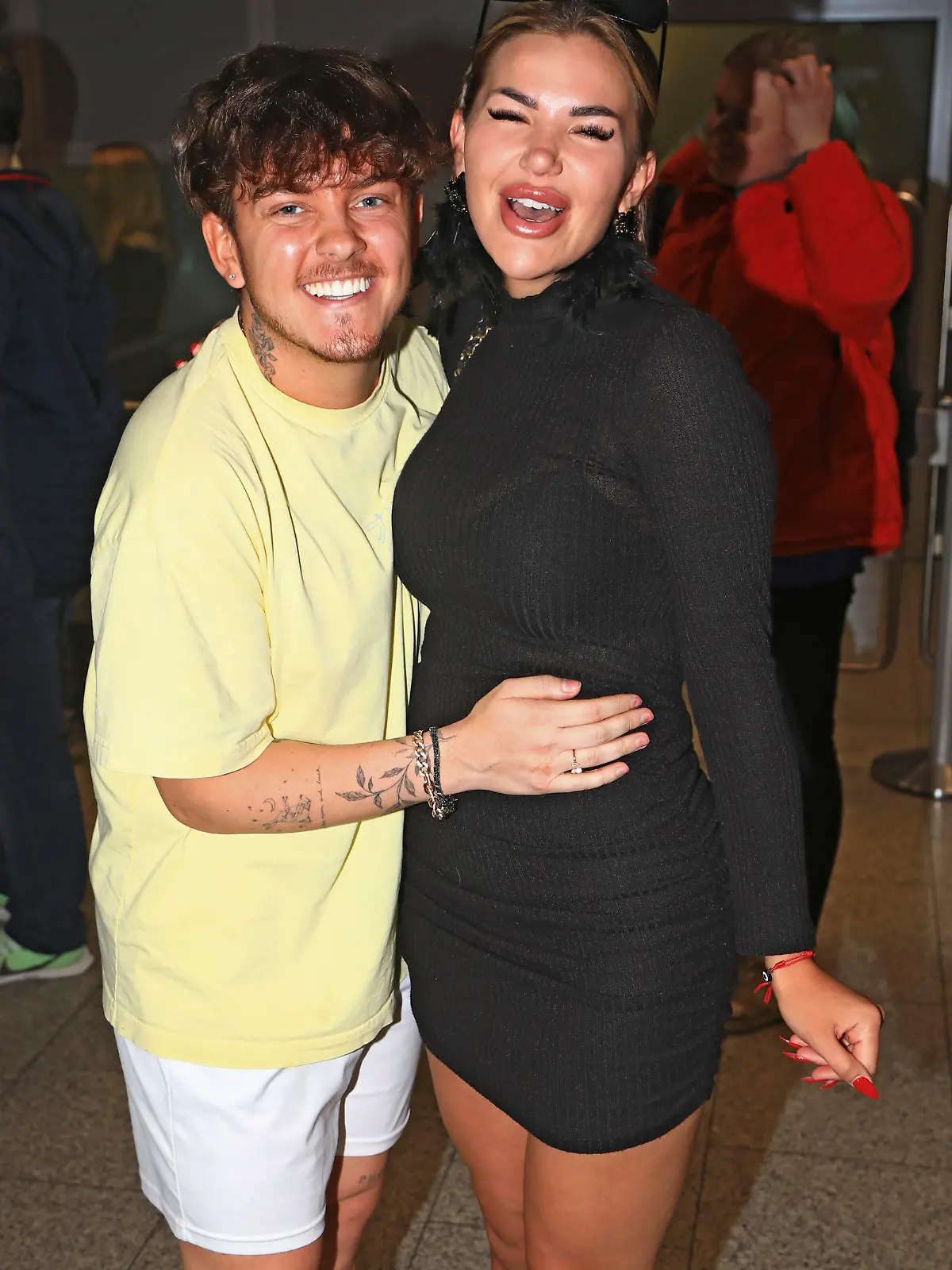 Twenty4Tim und Kim Virginia bei der Rückkehr der Dschungelcamp-Kandidaten der RTL Reality-TV-Show 'Ich bin ein Star - holt mich hier raus' aus Australien auf dem Flughafen Frankfurt am Main. Frankfurt, 07.02.2024