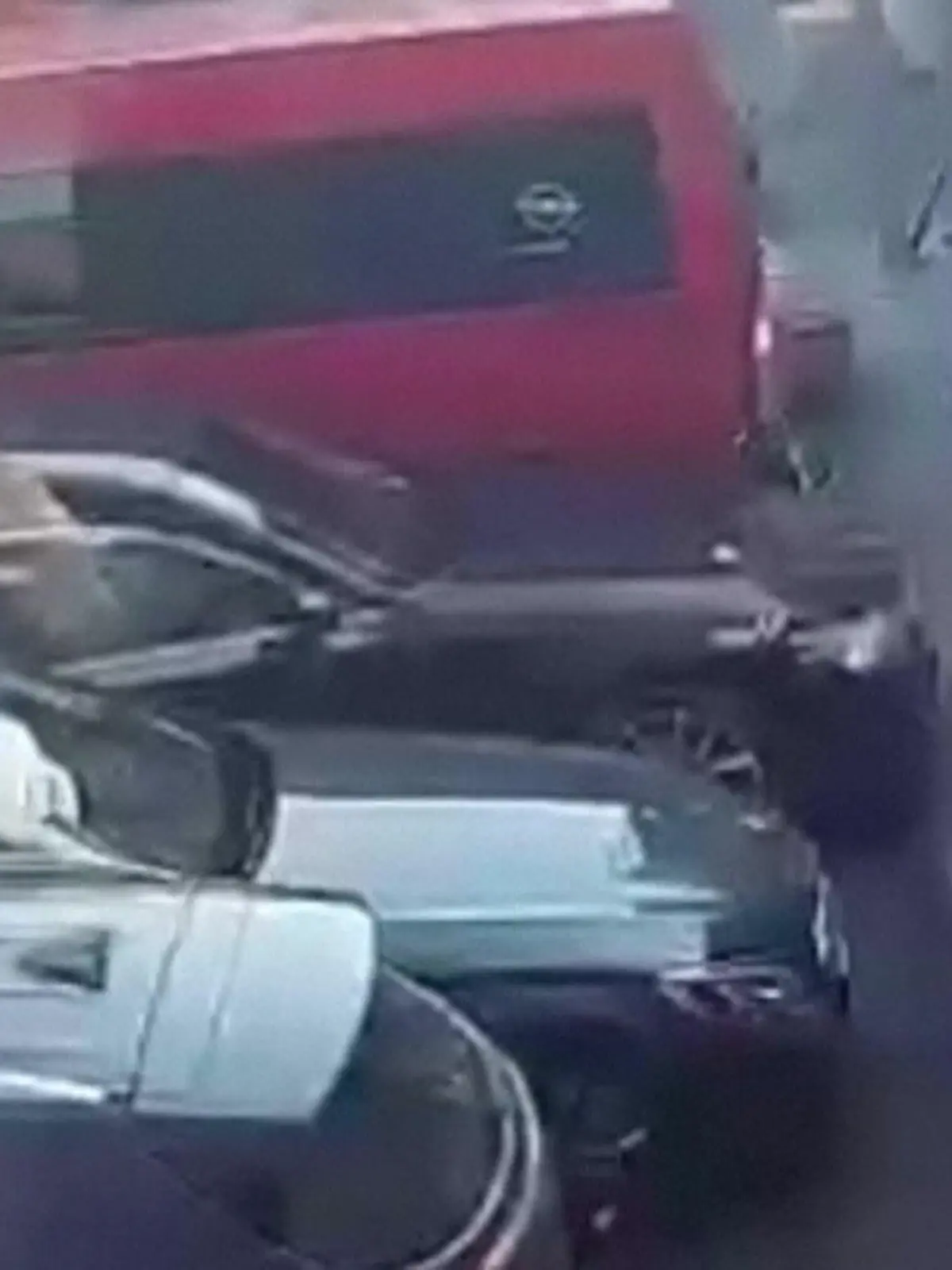 Die Bilder einer Überwachungskamera in Rumänien zeigen einen echten Schreck-Moment. Denn während des Einparkens beschleunigt das Auto plötzlich und kracht in einen Festsaal. Die dramatischen Szenen seht ihr im Video.