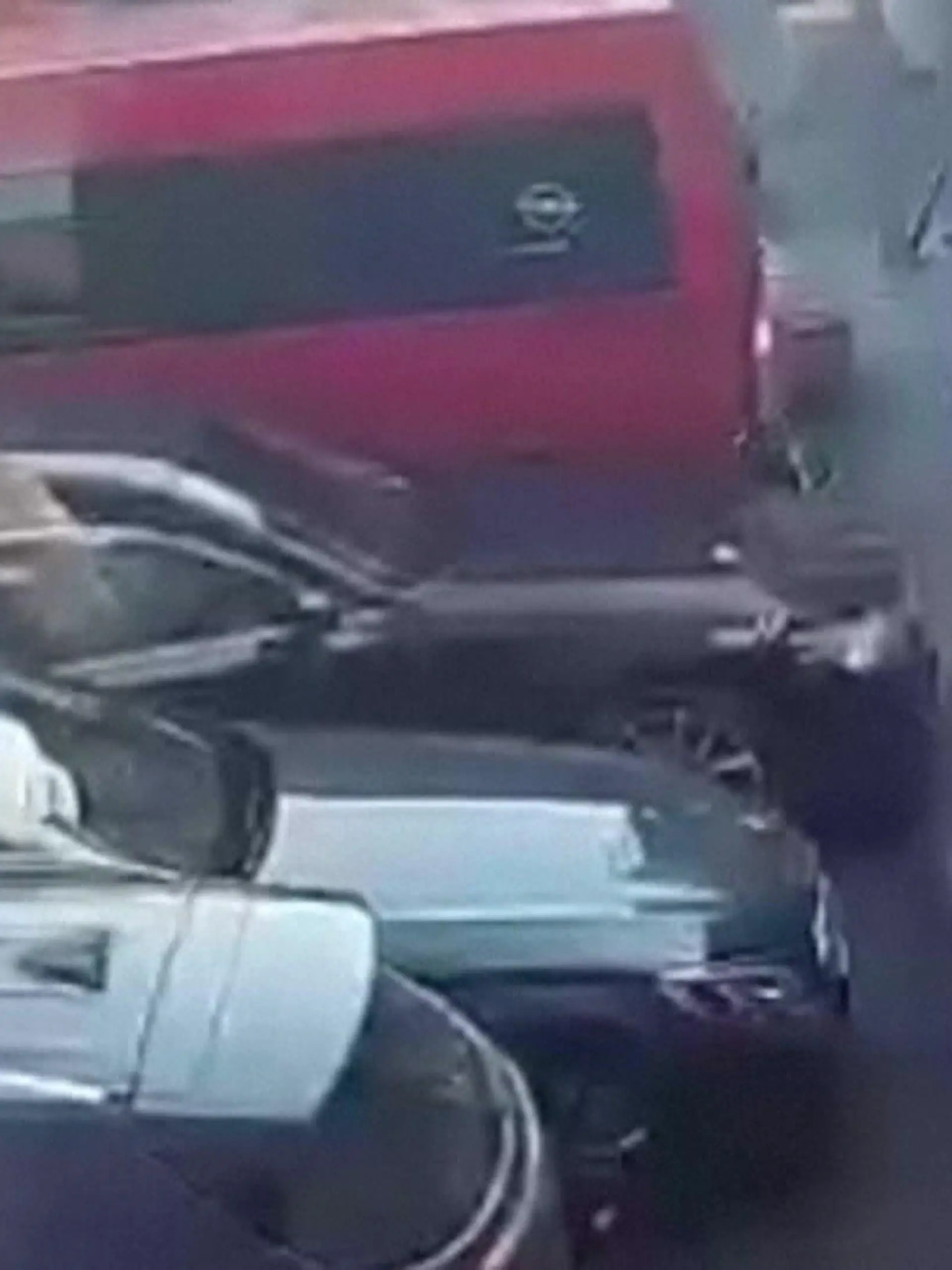 Die Bilder einer Überwachungskamera in Rumänien zeigen einen echten Schreck-Moment. Denn während des Einparkens beschleunigt das Auto plötzlich und kracht in einen Festsaal. Die dramatischen Szenen seht ihr im Video.