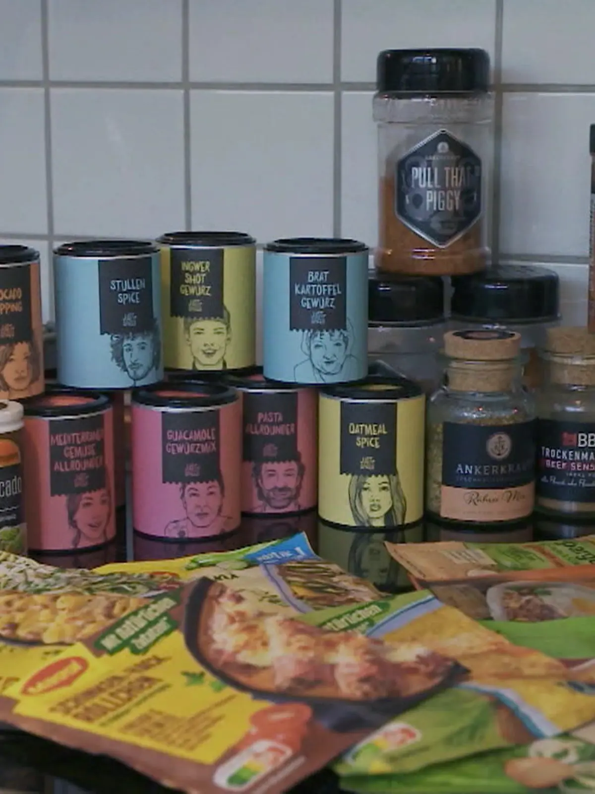 Trendy Gewürzmischungen begegnen uns einfach überall. Sie sollen nicht nur super lecker sein, sondern uns auch kostbare Zeit einsparen. Denn: Statt zu verschiedenen Gewürzen muss man nur zu einer hübsch gestalteten Dose greifen, um sein Lieblingsgericht zu würzen. Doch eines spart ihr mit den Trend-Gewürzen ganz und gar nicht: Geld! Wir verraten euch, wie es günstiger und sogar leckerer geht.