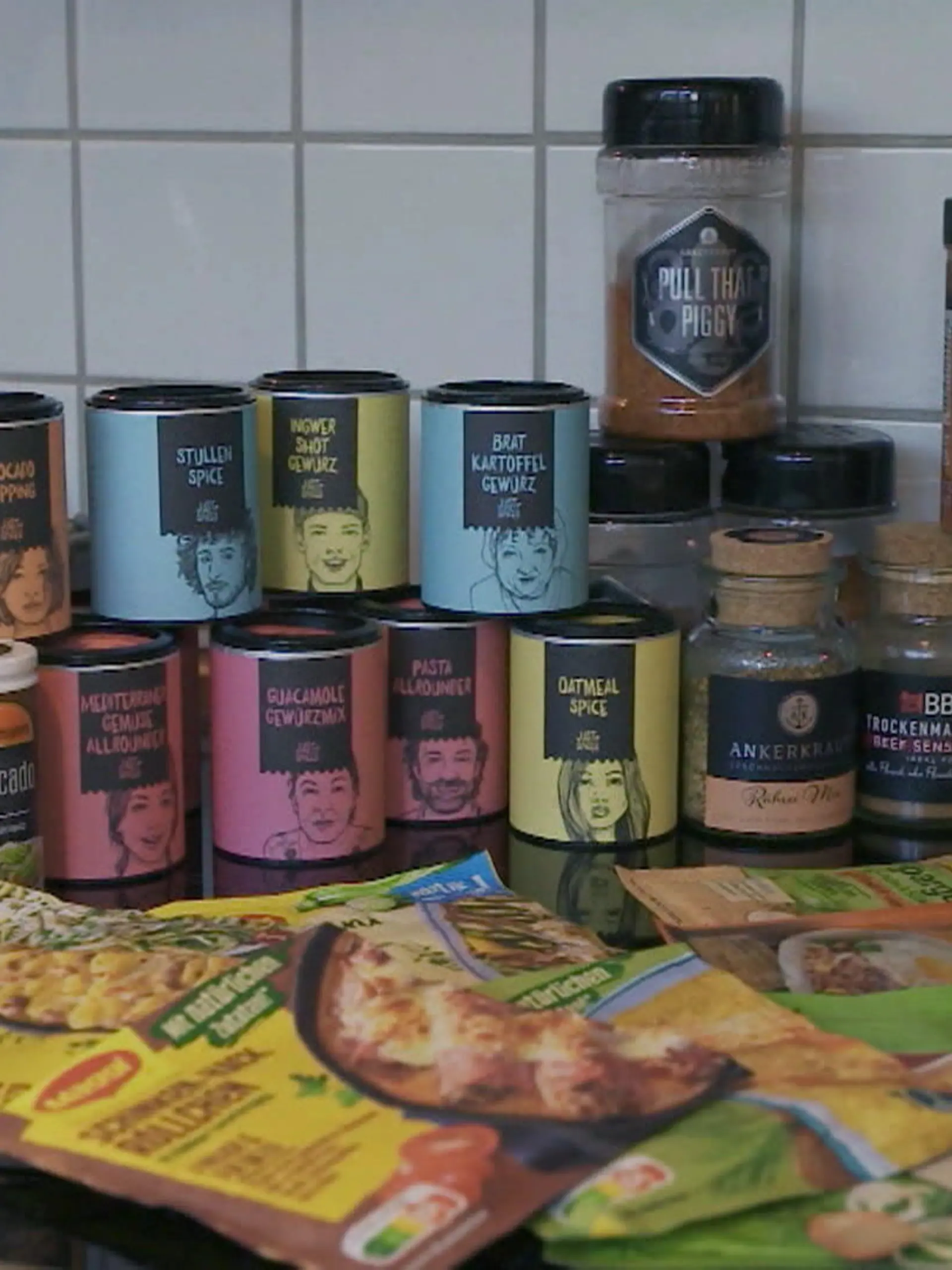 Trendy Gewürzmischungen begegnen uns einfach überall. Sie sollen nicht nur super lecker sein, sondern uns auch kostbare Zeit einsparen. Denn: Statt zu verschiedenen Gewürzen muss man nur zu einer hübsch gestalteten Dose greifen, um sein Lieblingsgericht zu würzen. Doch eines spart ihr mit den Trend-Gewürzen ganz und gar nicht: Geld! Wir verraten euch, wie es günstiger und sogar leckerer geht.