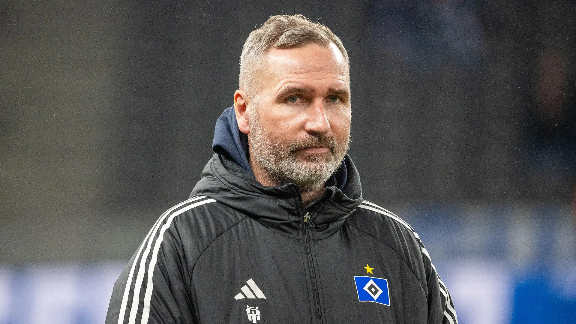 ARCHIV - 03.02.2024, Berlin: Fußball: 2. Bundesliga, Hertha BSC - Hamburger SV, 20. Spieltag, Olympiastadion, Cheftrainer Tim Walter vom HSV steht vor dem Spiel auf dem Platz. Walter wurde am Montag beim HSV freigestellt. (zu dpa: «Die HSV-Trainer mit der längsten Amtszeit») Foto: Soeren Stache/dpa +++ dpa-Bildfunk +++