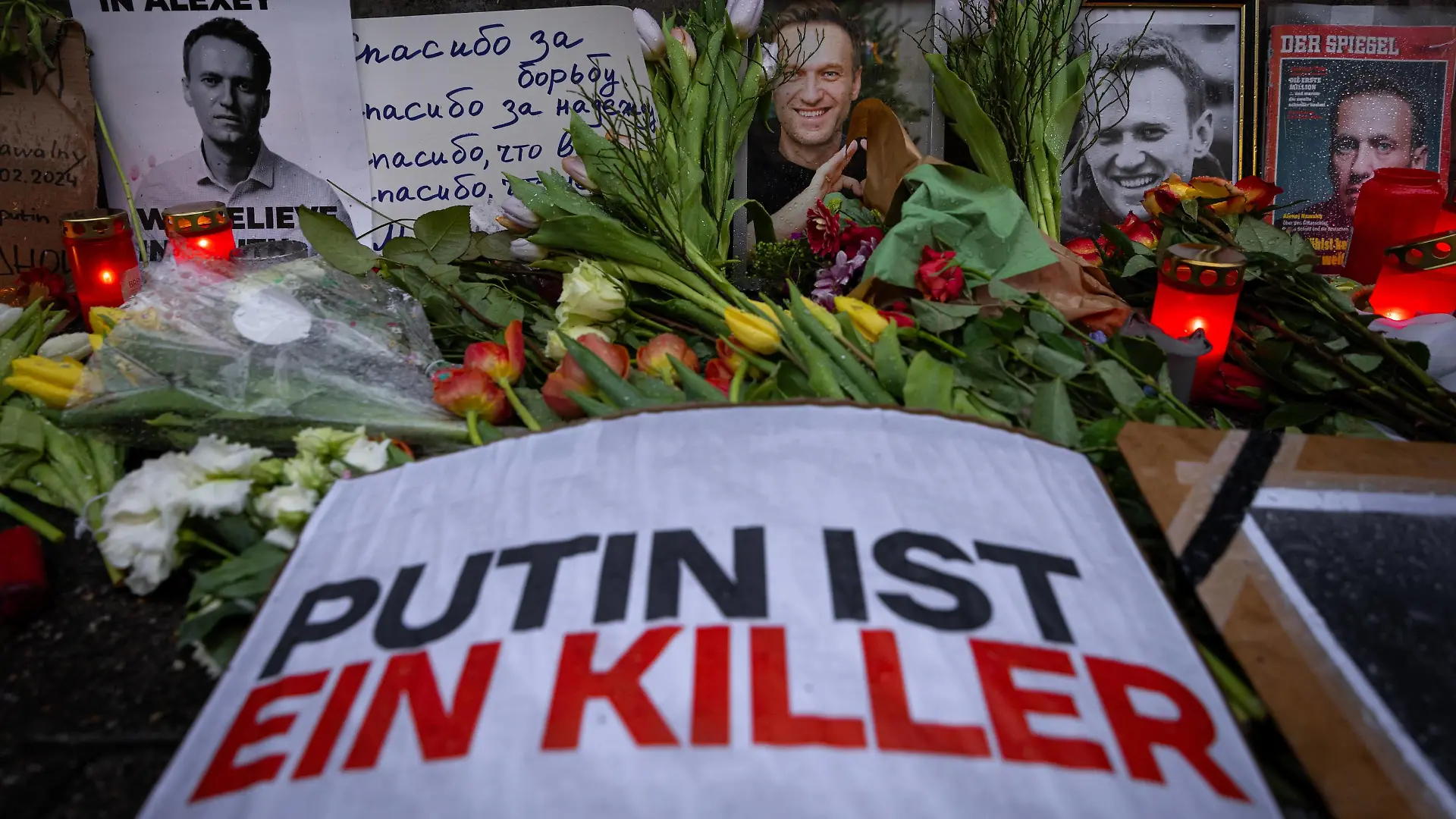 News Bilder des Tages Gedenken an Alexej Nawalny vor dem Russischen Konsulat in Frankfurt a.M. Fotos, Kerzen, Grablichter und Blumen für den am 16. Februar 2024 in einer arktischen Strafkolonie verstorbenen russischen Oppositionsführers Alexej Nawalny werden seit Tagen am Zaun des geschlossenen Generalkonsulats der Russischen Förderation in Frankfurt am Main abgelegt. Nawalny war russischer Jurist, Antikorruptionsaktivist, Dissident und Oppositionspolitiker. Im Jahr 2020 wurde ein lebensgefährlicher Giftanschlag auf ihn verübt. Politisch verfolgt und ab 2021 inhaftiert, wurde er zu langjährigen Haftstrafen verurteilt. Er galt alt Erzfeind des russischen Präsidenten Wladimir Putin. Frankfurt am Main Generalkonsulat der Russischen F Hessen Deutschland *** C 2024-02-18_ffm_konsulat_russland_08