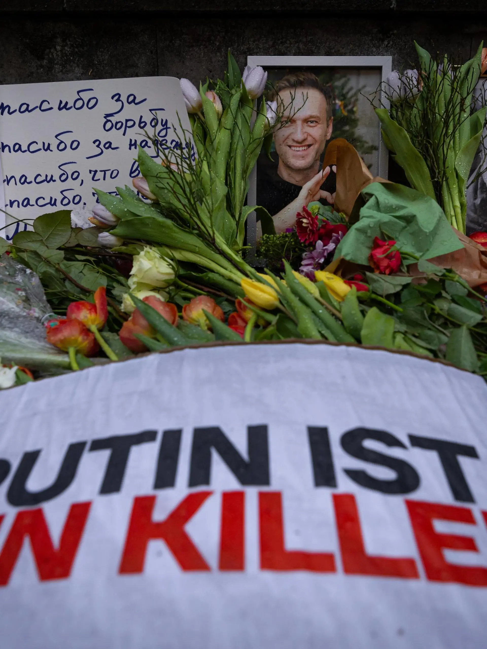 News Bilder des Tages Gedenken an Alexej Nawalny vor dem Russischen Konsulat in Frankfurt a.M. Fotos, Kerzen, Grablichter und Blumen für den am 16. Februar 2024 in einer arktischen Strafkolonie verstorbenen russischen Oppositionsführers Alexej Nawalny werden seit Tagen am Zaun des geschlossenen Generalkonsulats der Russischen Förderation in Frankfurt am Main abgelegt. Nawalny war russischer Jurist, Antikorruptionsaktivist, Dissident und Oppositionspolitiker. Im Jahr 2020 wurde ein lebensgefährlicher Giftanschlag auf ihn verübt. Politisch verfolgt und ab 2021 inhaftiert, wurde er zu langjährigen Haftstrafen verurteilt. Er galt alt Erzfeind des russischen Präsidenten Wladimir Putin. Frankfurt am Main Generalkonsulat der Russischen F Hessen Deutschland *** C 2024-02-18_ffm_konsulat_russland_08