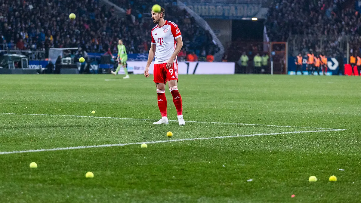 Bochum, Vonovia Ruhrstadion, 19.02.2024: Protest der Fans gegen Investoren, Harry Edward Kane (München) steht inmitten vieler Tennisbälle beim Spiel der 1.Bundesliga VFL Bochum vs. FC Bayern München.