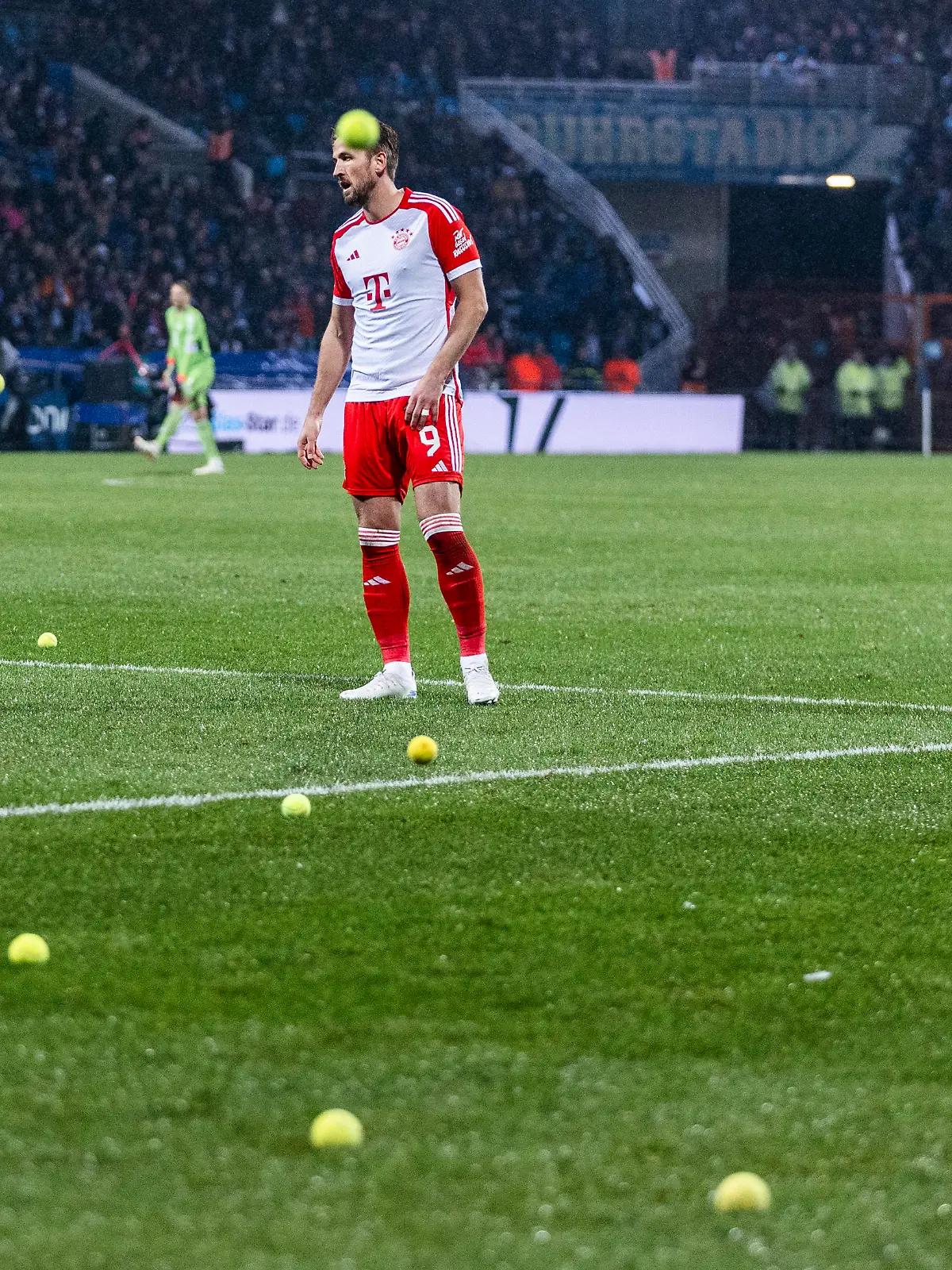 Bochum, Vonovia Ruhrstadion, 19.02.2024: Protest der Fans gegen Investoren, Harry Edward Kane (München) steht inmitten vieler Tennisbälle beim Spiel der 1.Bundesliga VFL Bochum vs. FC Bayern München.