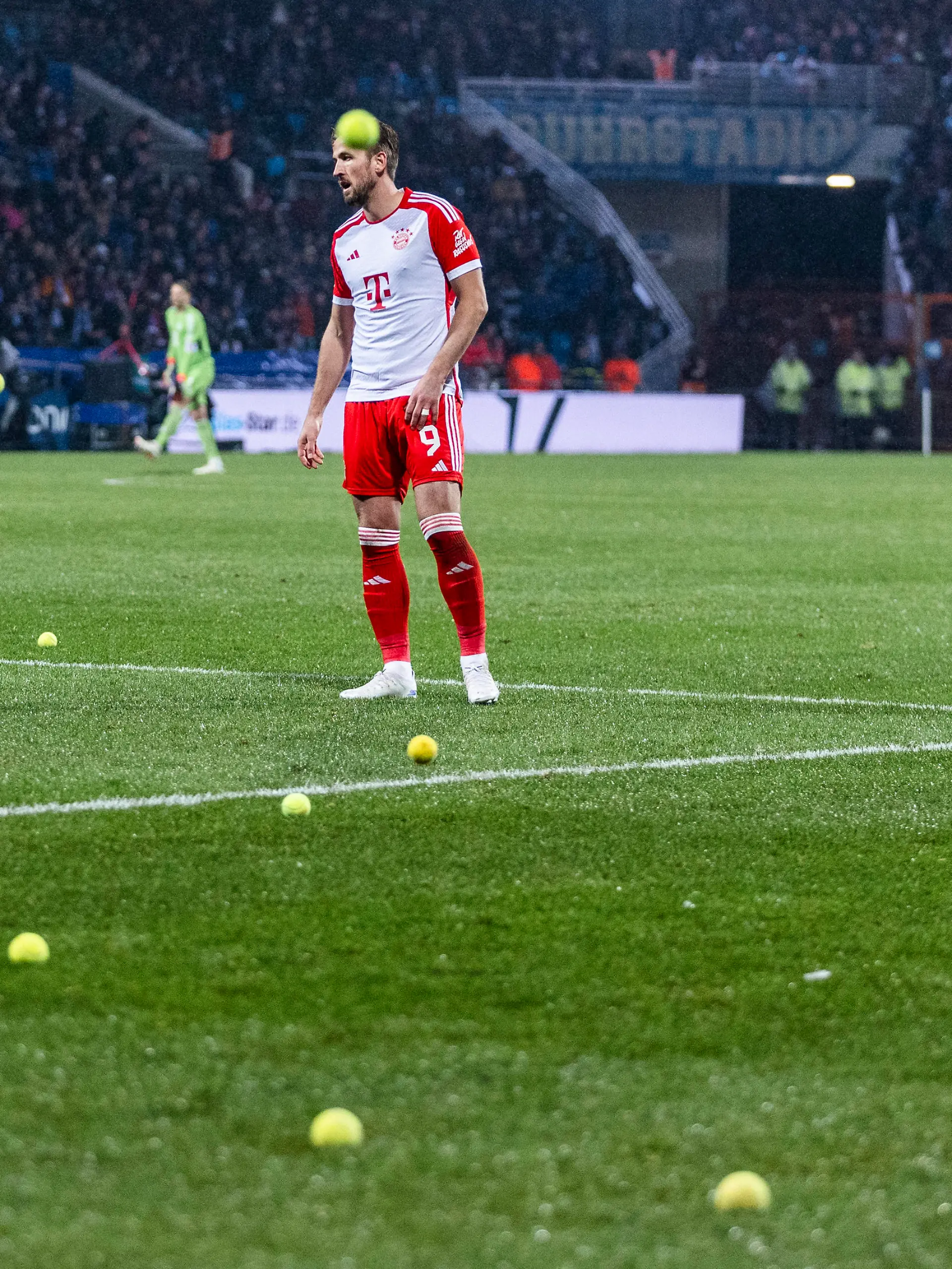 Bochum, Vonovia Ruhrstadion, 19.02.2024: Protest der Fans gegen Investoren, Harry Edward Kane (München) steht inmitten vieler Tennisbälle beim Spiel der 1.Bundesliga VFL Bochum vs. FC Bayern München.