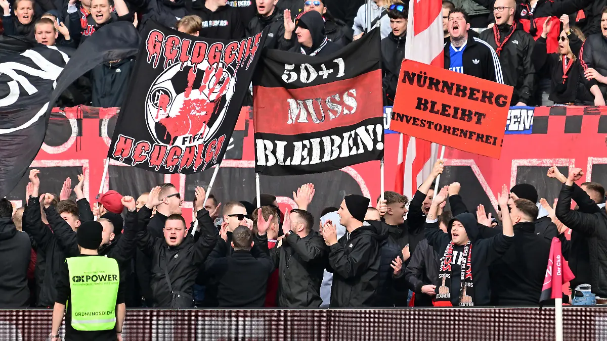 18.02.2024 --- Fussball --- Saison 2023 2024 --- 2. Fussball - Bundesliga --- 22. Spieltag: 1. FC Nürnberg FCN ( Club ) - 1. FC Kaiserslautern FCK ( Roten Teufel ) --- Foto: Sportfoto Zink / WoZi --- xwoxzix --- DFL regulations prohibit any use of photographs as image sequences and/or quasi-video - only for editorial use --- vProtest Fanprotest gegen Investoren - Clubfans im Innenraum - Spruchband Banner - Unterbrechung Spielunterbrechung -