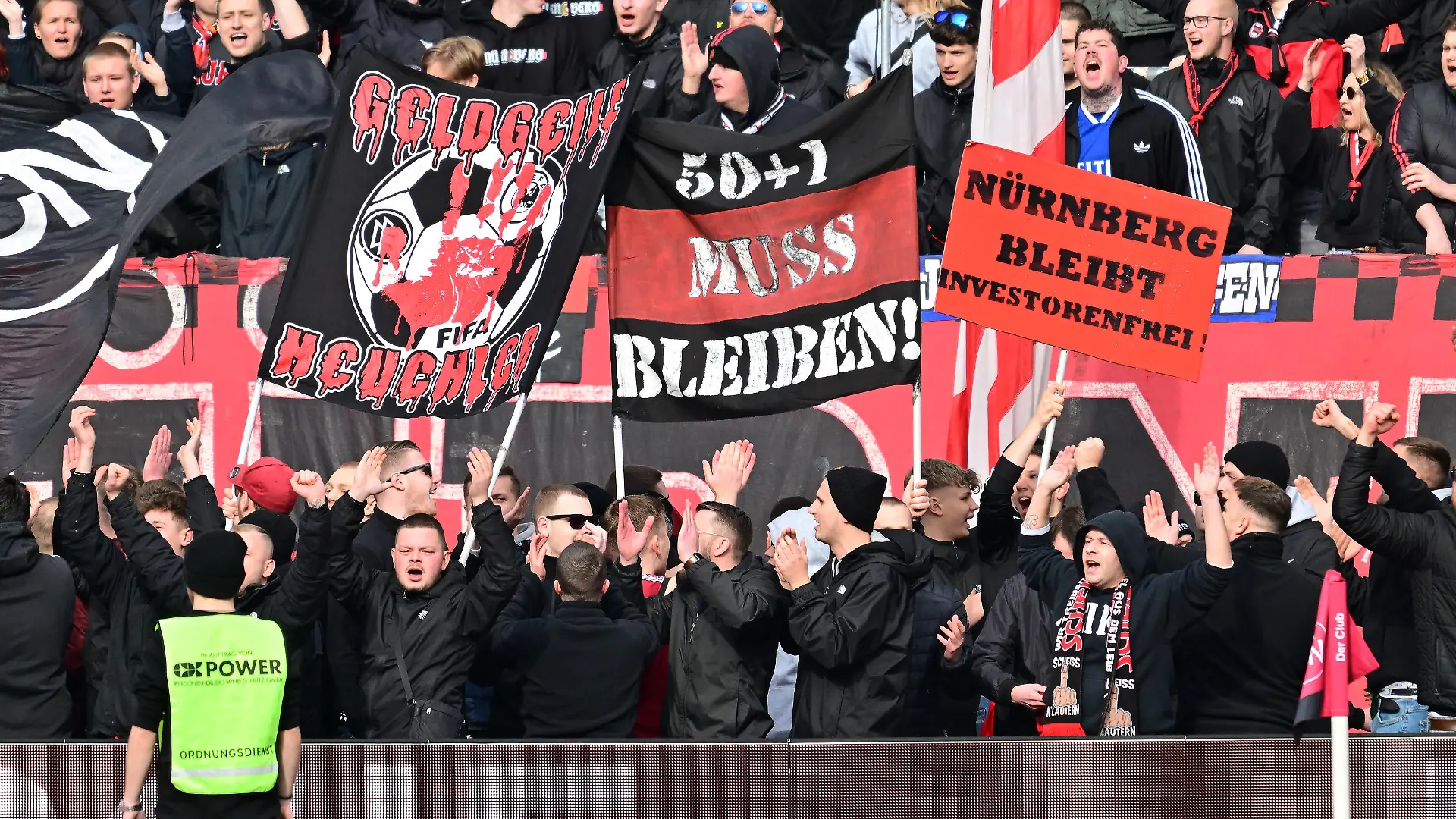18.02.2024 --- Fussball --- Saison 2023 2024 --- 2. Fussball - Bundesliga --- 22. Spieltag: 1. FC Nürnberg FCN ( Club ) - 1. FC Kaiserslautern FCK ( Roten Teufel ) --- Foto: Sportfoto Zink / WoZi --- xwoxzix --- DFL regulations prohibit any use of photographs as image sequences and/or quasi-video - only for editorial use --- vProtest Fanprotest gegen Investoren - Clubfans im Innenraum - Spruchband Banner - Unterbrechung Spielunterbrechung -
