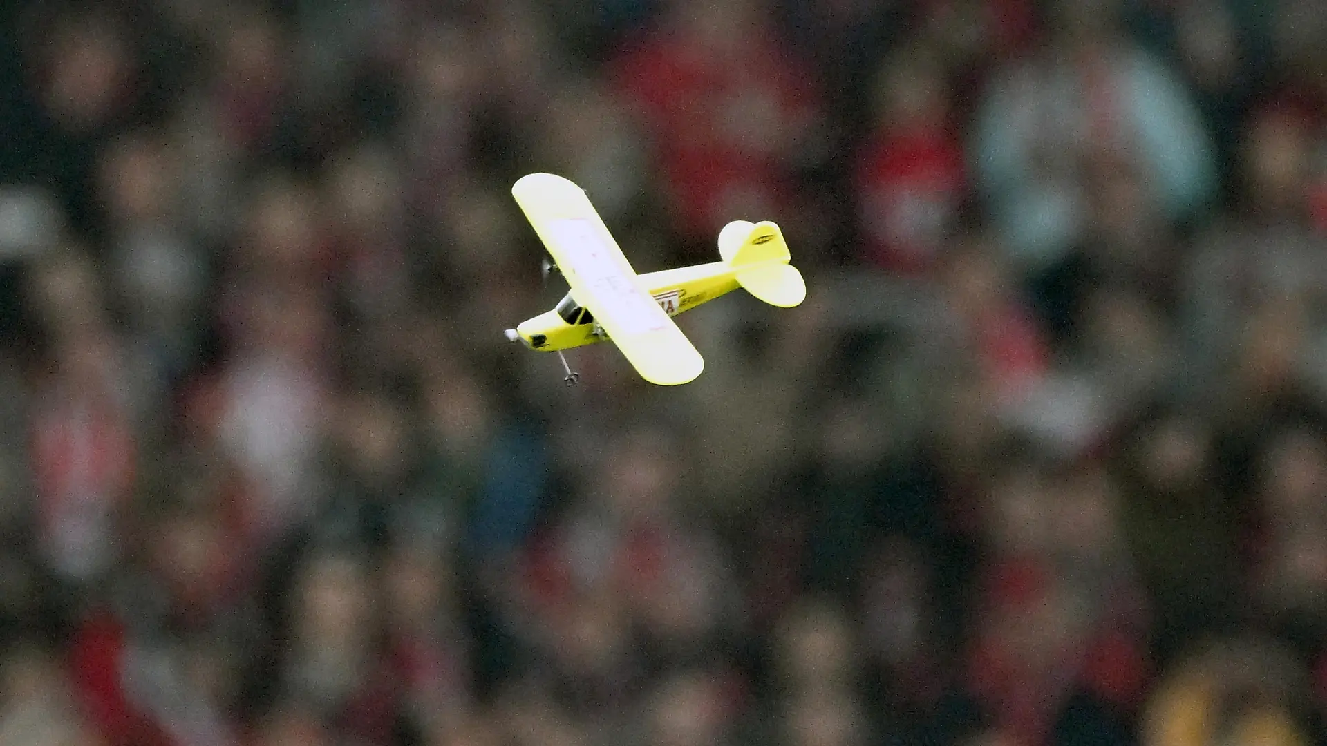 18.02.2024, xjhx, Fussball 1.Bundesliga, SC Freiburg - Eintracht Frankfurt emspor, v.l. #Protest Aktion Protestaktion Boykott Investoren DFL Investorendeal Freiburger Fans Kurios Flugzeug ferngesteuert (DFL/DFB REGULATIONS PROHIBIT ANY USE OF PHOTOGRAPHS as IMAGE SEQUENCES and/or QUASI-VIDEO) Foto: Jan Huebner || Mindestpreis 20 Euro