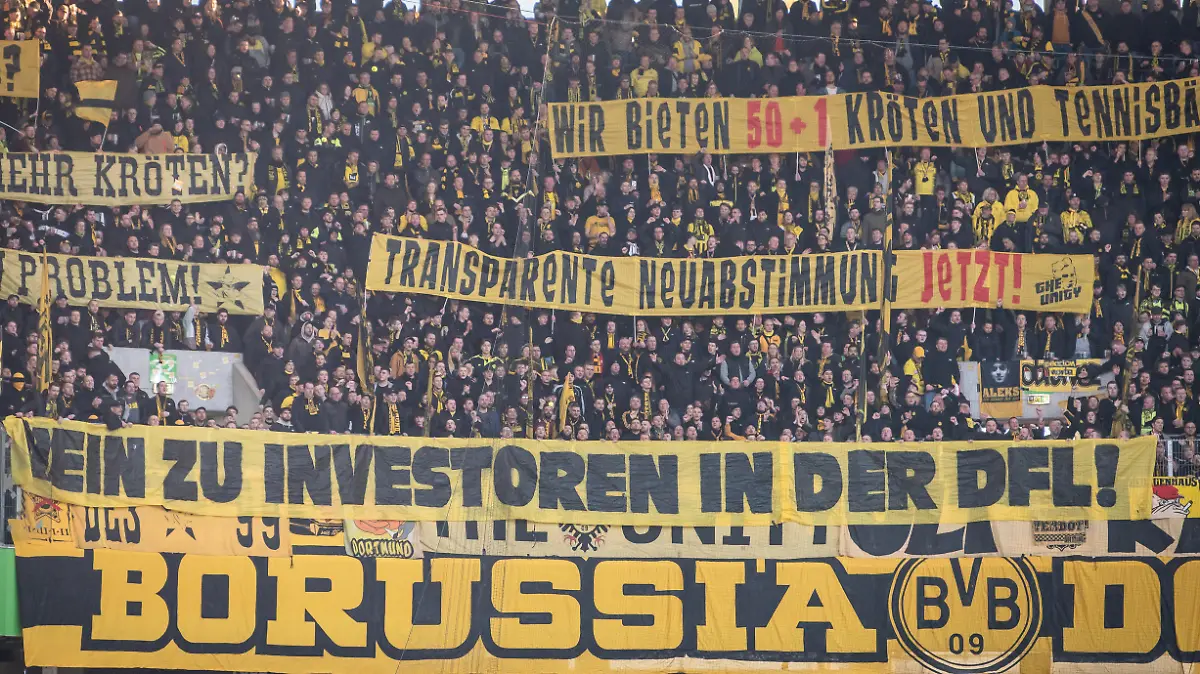 Spruchbanner Protest gegen DFL Investoren Protest Borussia Dortmund Fans Ultras 1. Fussball Bundesliga, VfL Wolfsburg vs Borussia Dortmund, Volkswagen Arena, Wolfsburg 17.02.2024 DFL REGULATIONS PROHIBIT ANY USE OF PHOTOGRAPHS AS IMAGE SEQUENCES AND/OR QUASI-VIDEO.