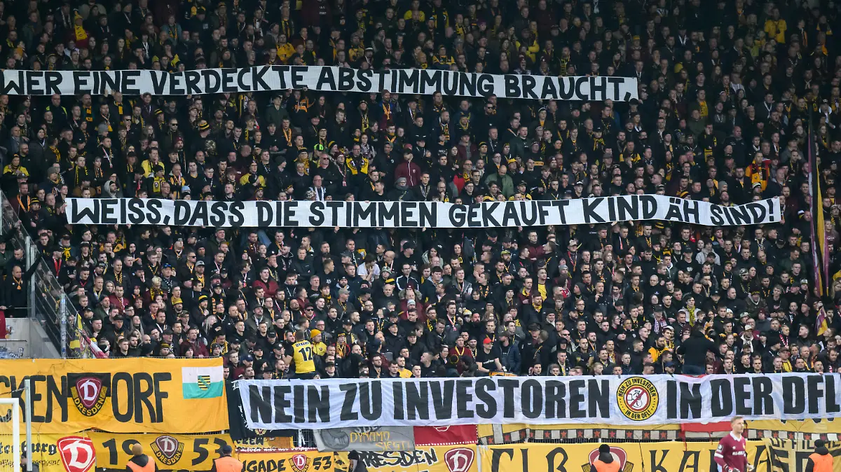 Fußball: 3. Liga, FC Erzgebirge Aue - SG Dynamo Dresden, 26. Spieltag, Erzgebirgsstadion. Dynamos Fans zeigen Banner gegen Investoren in der DFL.