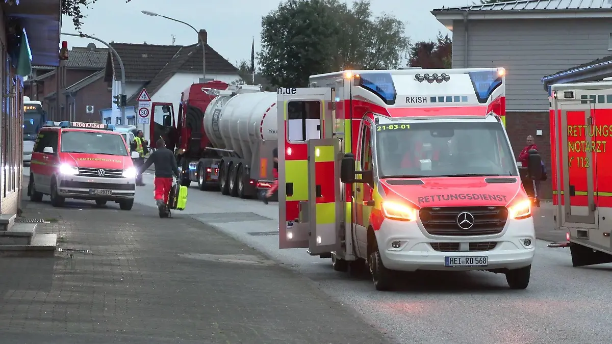 Um 18.00 Uhr war der LKW-Fahrer auf der Bundesstraße 430 aus Richtung Hohenwestedt kommend in Richtung Itzehoe unterwegs, als der das Kind erfasst.