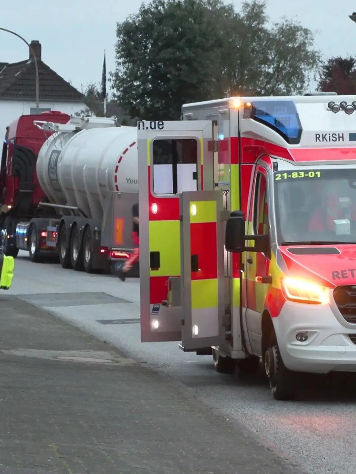 Um 18.00 Uhr war der LKW-Fahrer auf der Bundesstraße 430 aus Richtung Hohenwestedt kommend in Richtung Itzehoe unterwegs, als der das Kind erfasst.