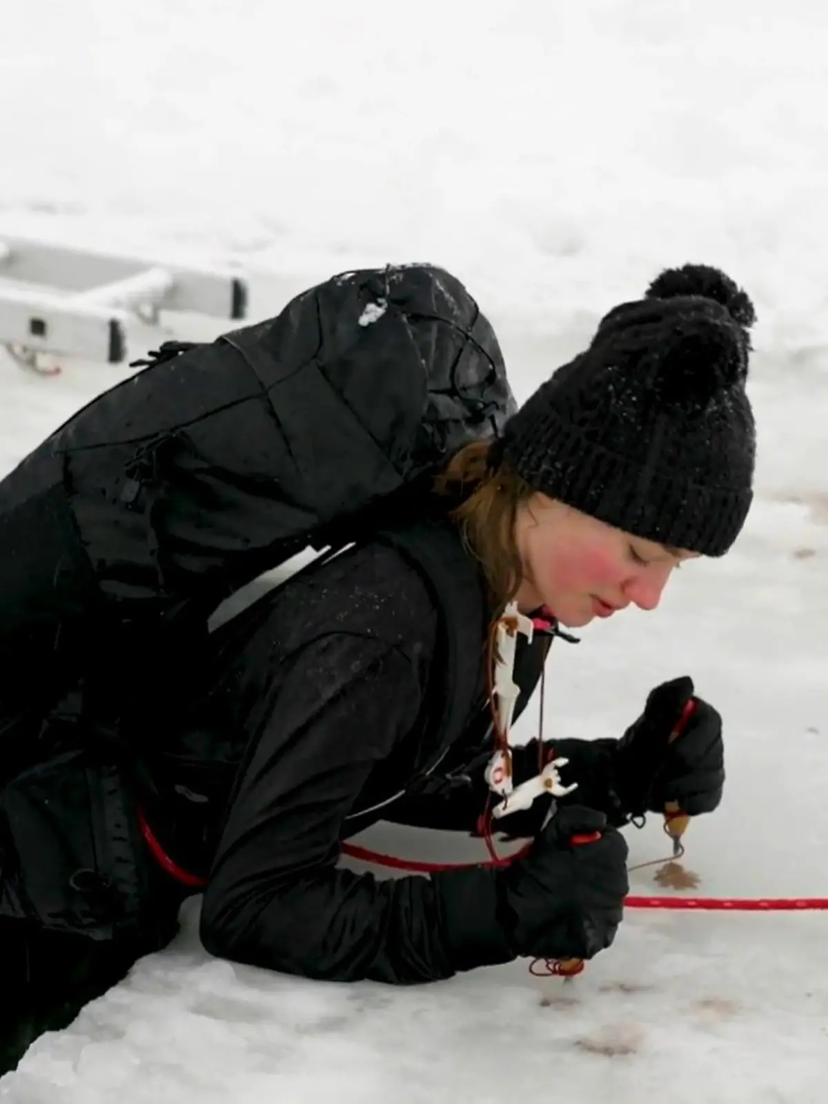 Es klingt verrückt und doch ist es für viele schwedische Schüler Realität: Sie lernen während des Unterrichts, wie sie sich selbst aus Eiswasser befreien können, sollten sie einmal im Eis einbrechen. Wir haben uns den etwas anderen Schulunterricht einmal genauer angeschaut.