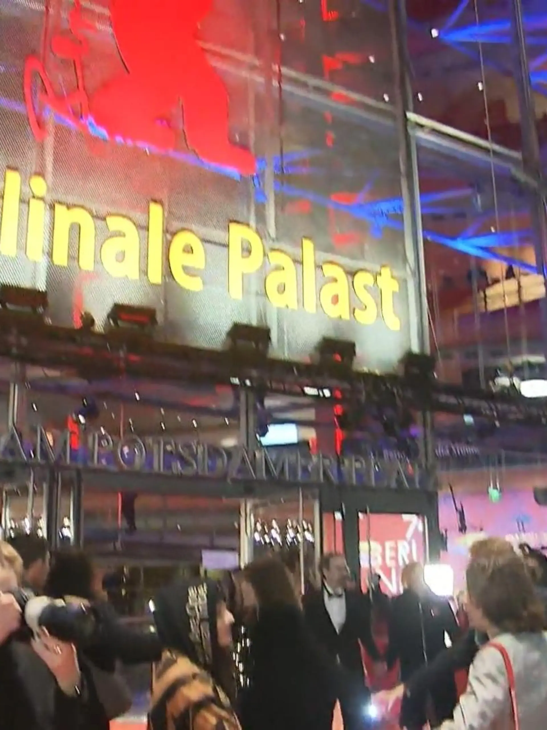 11 Filme sind von NRW fördert worden

Die Berlinale wäre ohne den Beitrag von NRW nicht das, was sie ist. Insgesamt über 230 Filme werden in diesen Tagen gespielt. Elf sind von der Film- und Medienstiftung NRW finanziell gefördert worden. Schauspieler und Regisseure sind dankbar für jede Unterstützung, die sie bekommen können. Heutzutage ist es nämlich schwer an Finanzierungen zu kommen. NRW bietet vielen Regisseuren die Möglichkeit, ihre Ideen umzusetzen.