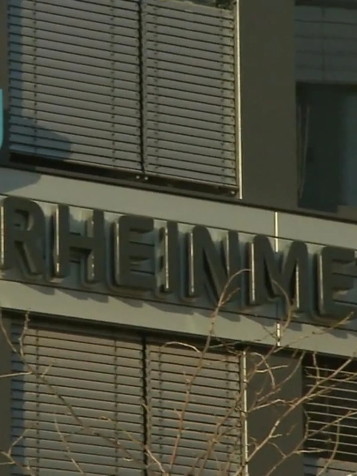 Mit Rheinmetall sitzt einer der größten deutschen Rüstungskonzerne in Düsseldorf. Seit Beginn des Ukraine-Kriegs haben sich Aktien vervierfacht. Rheinmetall produziert Waffen, Munition und Panzer. Das Unternehmen könnte nun zur Zielscheibe von nordkoreanischen Hackern werden. Das vermutet das Bundesamt für Verfassungsschutz. „Nach Einschätzung des BfV [...] nutzt das Regime die militärischen Technologien, um konventionelle Waffen zu modernisieren und deren Leistung zu verbessern sowie neue strategische Waffensysteme einschließlich ballistischer Raketen, Aufklärungssatelliten und U-Boote zu entwickeln“, so das Bundesamt für Verfassungsschutz (BfV). Betroffen ist die gesamte Rüstungsindustrie. Das Land des Diktators Kim Jong Un gilt als rückständig. Die Hacker des Landes dagegen zählen zu den aktivsten weltweit. Jetzt haben deutsche und südkoreanische Geheimdienste Hinweise auf die Spionage bekommen. Mehr dazu im Video…