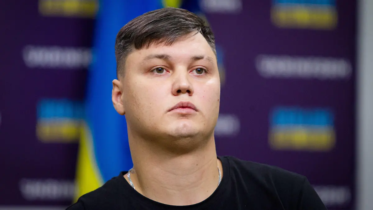 ARCHIV - 05.09.2023, Ukraine, Kiew: Ein übergelaufener russischer Pilot nimmt an einer Pressekonferenz teil. In der Ukraine soll ein übergelaufener russischer Pilot, der einen Mi-8-Hubschrauber den Streitkräften Kiews übergeben hat, eine Prämie von einer halben Million US-Dollar (rund 463 000 Euro) erhalten. (zu dpa: «Zur Ukraine übergelaufener russischer Helikopter-Pilot angeblich tot») Foto: -/Ukrinform/dpa +++ dpa-Bildfunk +++