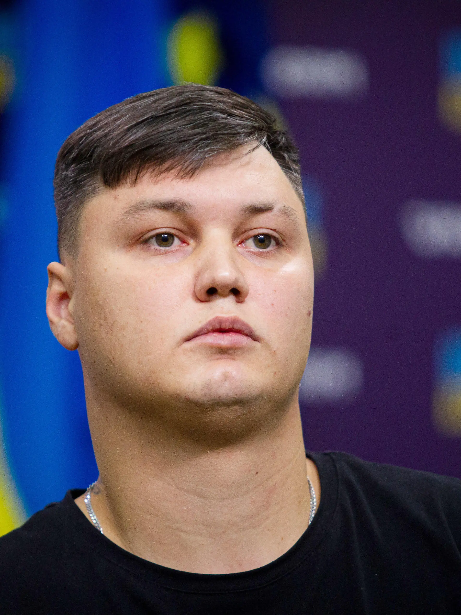 ARCHIV - 05.09.2023, Ukraine, Kiew: Ein übergelaufener russischer Pilot nimmt an einer Pressekonferenz teil. In der Ukraine soll ein übergelaufener russischer Pilot, der einen Mi-8-Hubschrauber den Streitkräften Kiews übergeben hat, eine Prämie von einer halben Million US-Dollar (rund 463 000 Euro) erhalten. (zu dpa: «Zur Ukraine übergelaufener russischer Helikopter-Pilot angeblich tot») Foto: -/Ukrinform/dpa +++ dpa-Bildfunk +++
