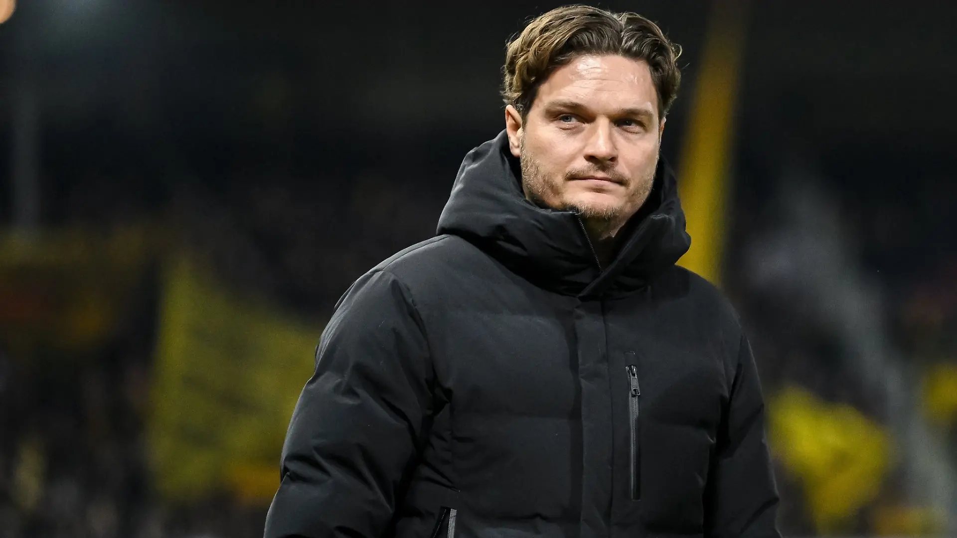 Dortmunds Trainer Edin Terzic steht vor dem Spiel im Stadion.