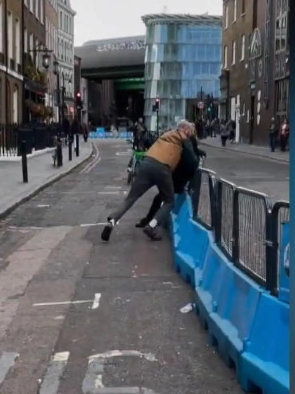 Schnell das Handy klauen und dann abhauen! So muss wohl der Plan dieses Diebs in London ausgesehen haben. Dabei hat er aber die Passanten unterschätzt, die den Dieb aufhalten - und dabei vollen Körpereinsatz zeigen.