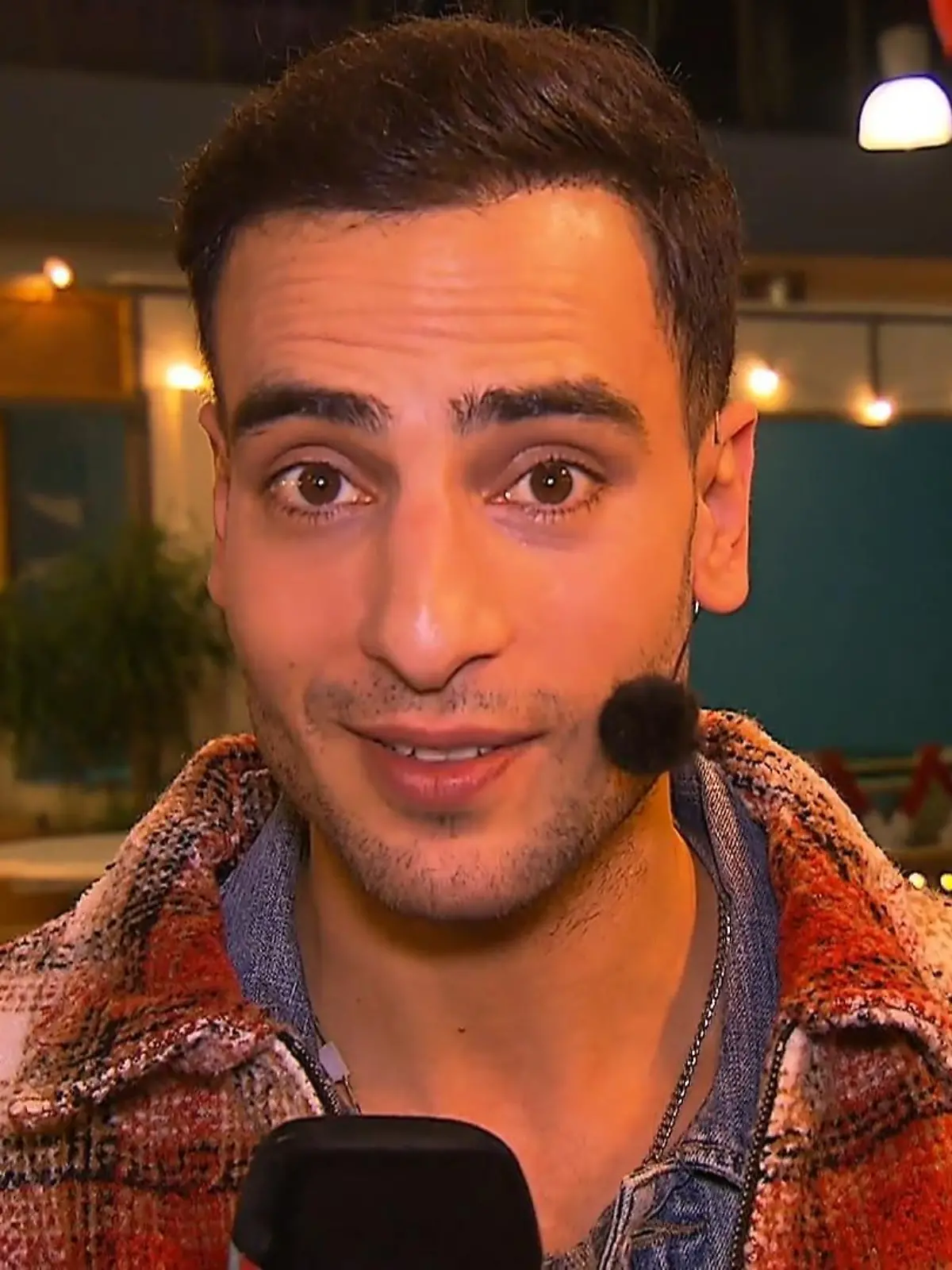 GZSZ-Schauspieler und Musiker Timur Ülker spielt Petrus bei „Die Passion“ 2024.