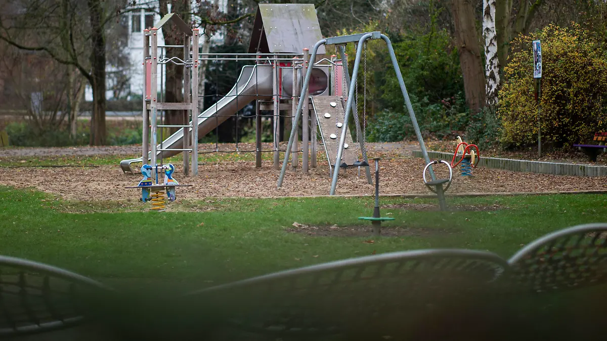 Herford, Deutschland 12.12.2020 - Coronavirus in der Weihnachtszeit: Ein leerer Spielplatz ohne Kinder ist in Zeiten der Corona-Pandemie der gängigste Anblick. Foto: Wedel/Kirchner-Media