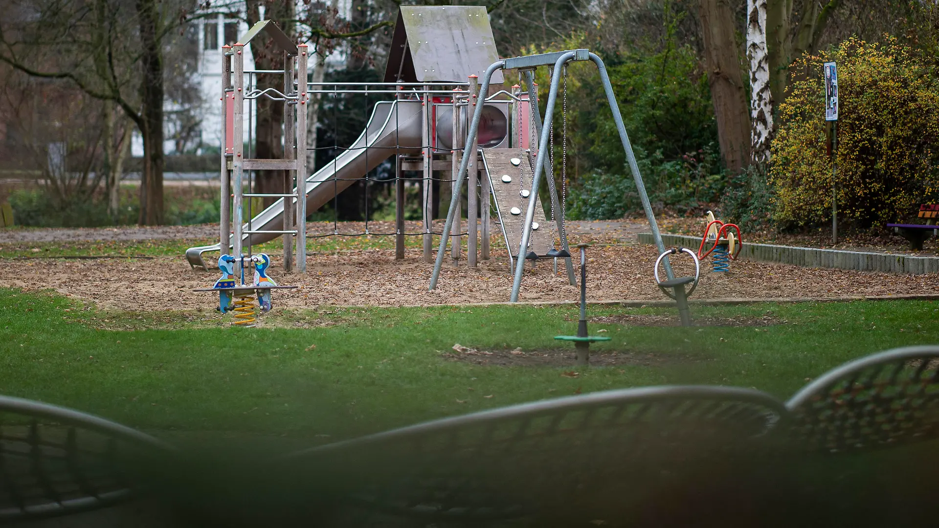 Herford, Deutschland 12.12.2020 - Coronavirus in der Weihnachtszeit: Ein leerer Spielplatz ohne Kinder ist in Zeiten der Corona-Pandemie der gängigste Anblick. Foto: Wedel/Kirchner-Media
