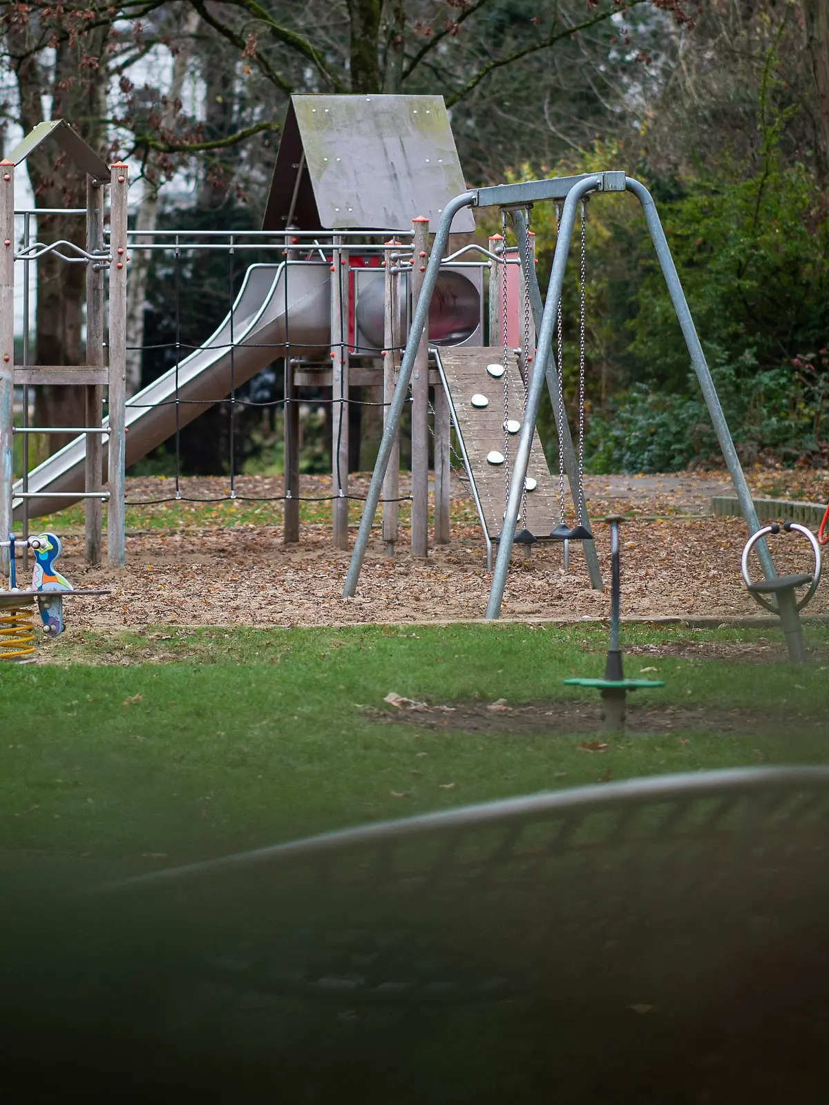 Herford, Deutschland 12.12.2020 - Coronavirus in der Weihnachtszeit: Ein leerer Spielplatz ohne Kinder ist in Zeiten der Corona-Pandemie der gängigste Anblick. Foto: Wedel/Kirchner-Media