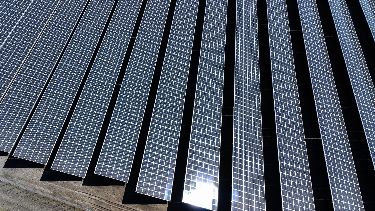 ARCHIV - 19.04.2023, Schleswig-Holstein, Wasbek: Eine Solaranlage steht neben Feldern und der Autobahn bei Neumünster. (zu dpa: «Vattenfall liefert Solarstrom an Evonik») Foto: Christian Charisius/dpa +++ dpa-Bildfunk +++