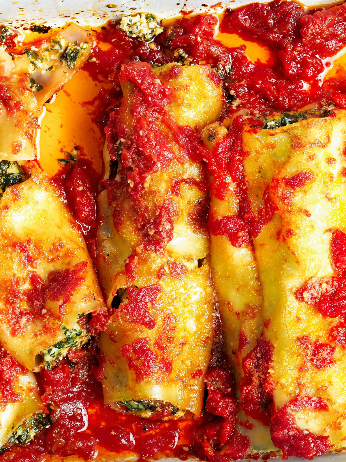 Mit einer Ricotta-Spinat-Füllung und würziger Tomatensauce kommen die XXL-Nudeln in den Ofen – natürlich nicht, ohne vorher mit zartem Mozzarella belegt zu werden!