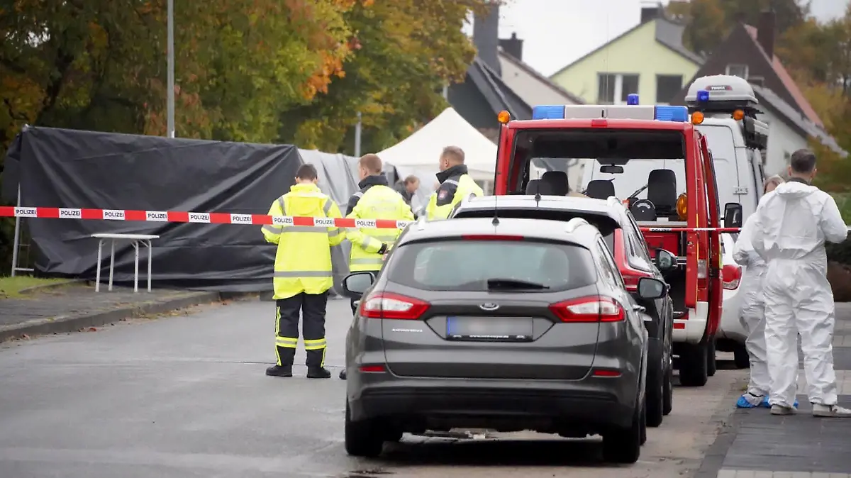 ARCHIV - 26.10.2023, Nordrhein-Westfalen, Horn-Bad Meinberg: Ermittler stehen in einem von der Polizei abgesperrten Bereich, nachdem auf eine Wiese in Horn-Bad Meinberg eine Leiche gefunden wurde. Drei Jugendlichen sollen den Obdachlosen getötet haben. Am Montag (19.2.2024) beginnt der Prozess am Landgericht Detmold. (zu dpa: «Tod eines Obdachlosen: Mordprozess gegen drei Jugendliche beginnt») Foto: Christian Müller/Westfalennews/dpa +++ dpa-Bildfunk +++