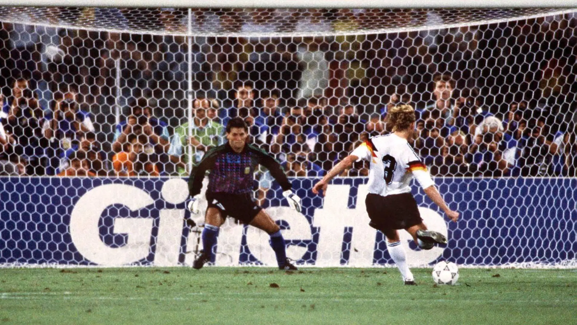 Andreas Brehme BR Deutschland zieht beim Strafstoß ab und trifft zum 1:0, Torwart Sergio Goycochea Argentinien erwartet den Ball Serie 1/4- PUBLICATIONxINxGERxSUIxAUTxHUNxUSAxONLY