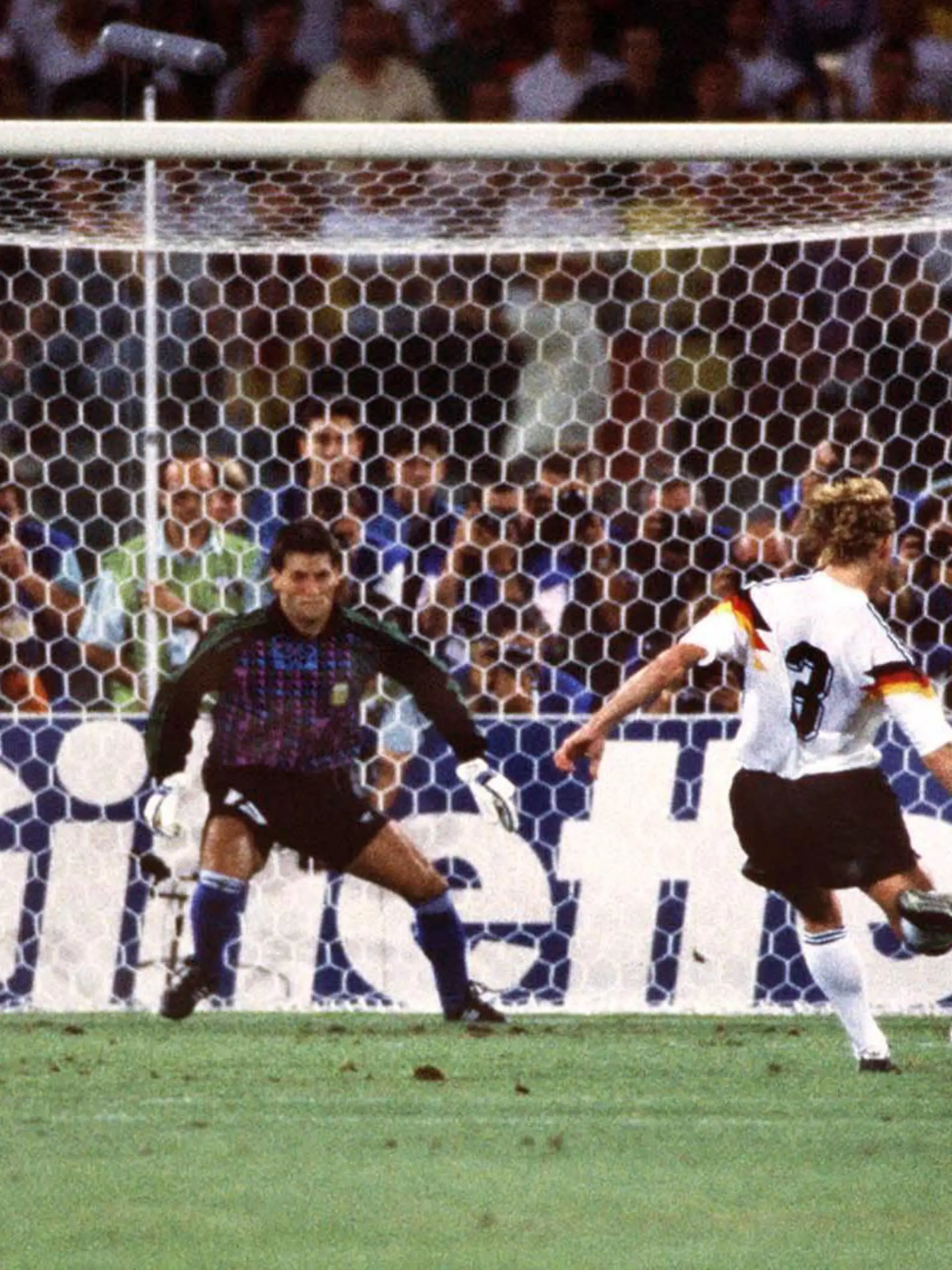  Andreas Brehme BR Deutschland zieht beim Strafstoß ab und trifft zum 1:0, Torwart Sergio Goycochea Argentinien erwartet den Ball Serie 1/4- PUBLICATIONxINxGERxSUIxAUTxHUNxUSAxONLY