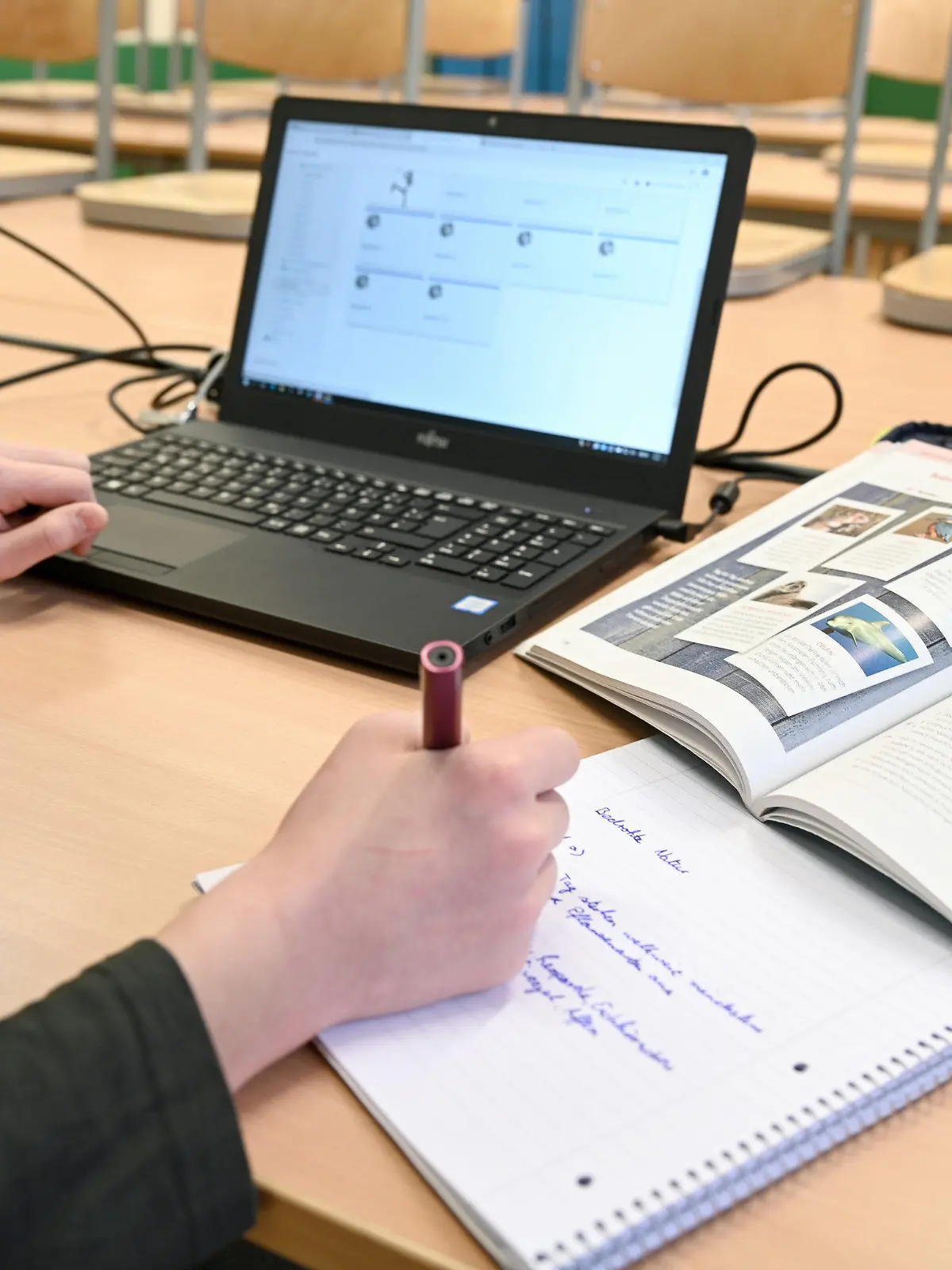 11.01.2021, Baden-Württemberg, Ravensburg: Eine Siebtklässlerin des Spohn-Gymnasiums lernt während der Notbetreuung im Klassenzimmer am Laptop. Oft ist die Online-Lernplattform überlastet, so dass die Schülerin sich nicht zum Unterricht anmelden kann. Foto: Felix Kästle/dpa +++ dpa-Bildfunk +++