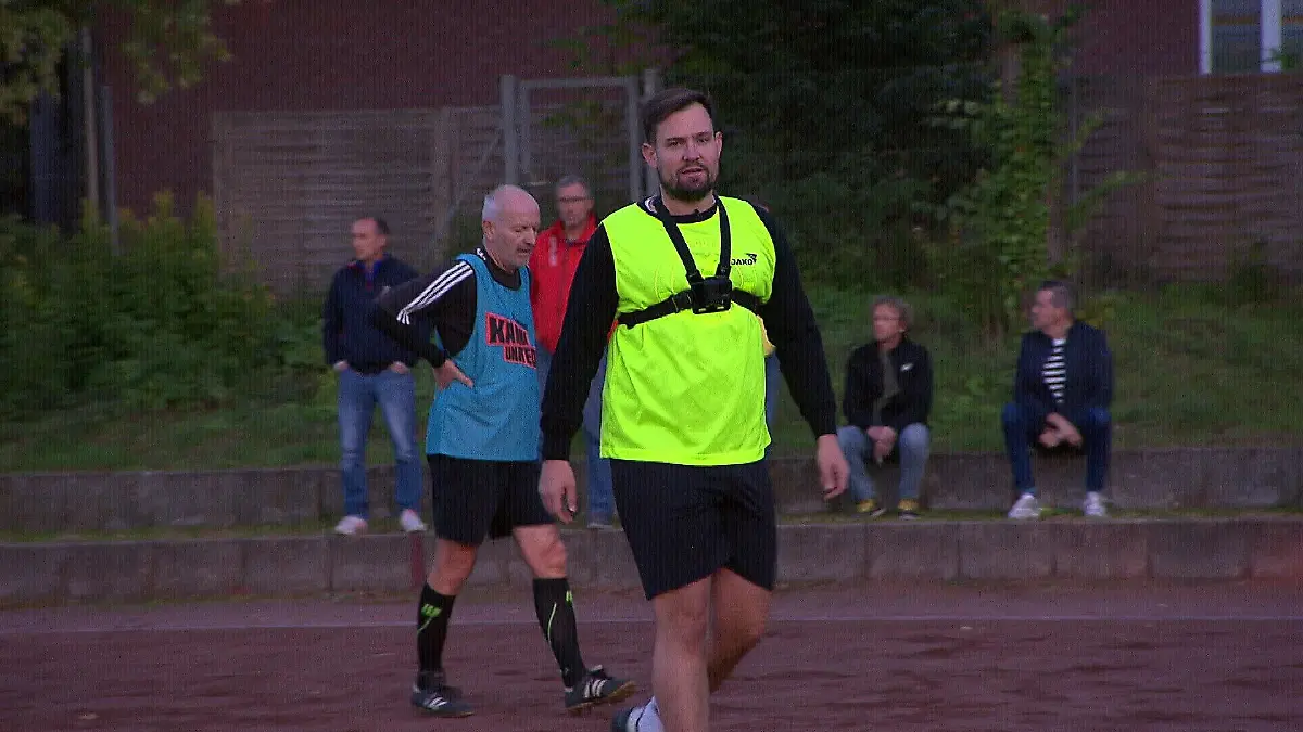 Reporter Felix Christmann testet "Gehfußball".