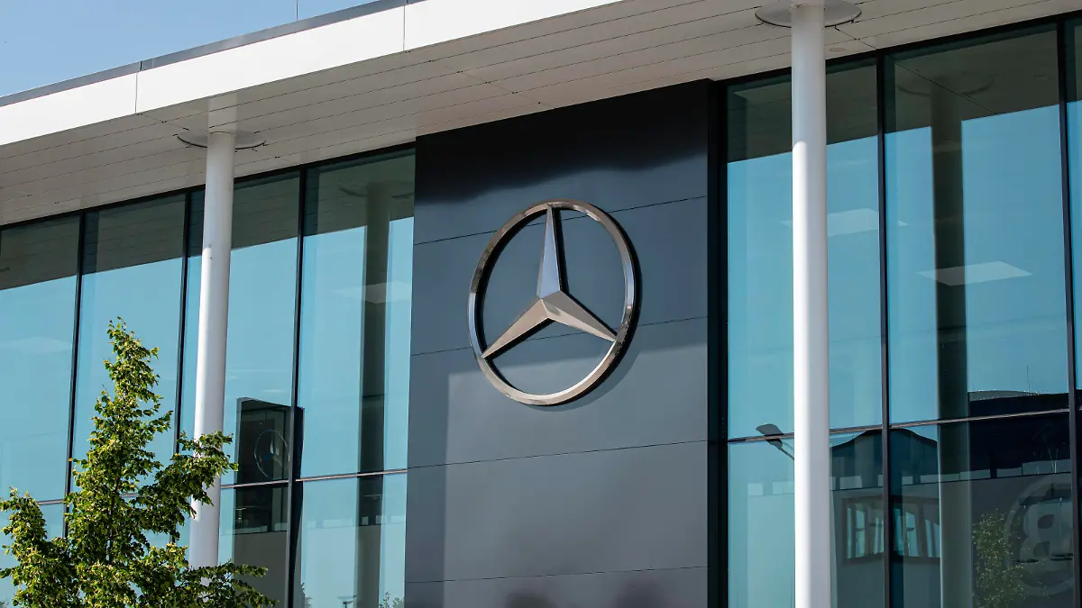 Autohaus von Mercedes-Benz Detail eines Autohauses des Automotive Herstellers Mercedes-Benz Copyright: xZoonar.com/KlausxOhlenschlägerx 20506478