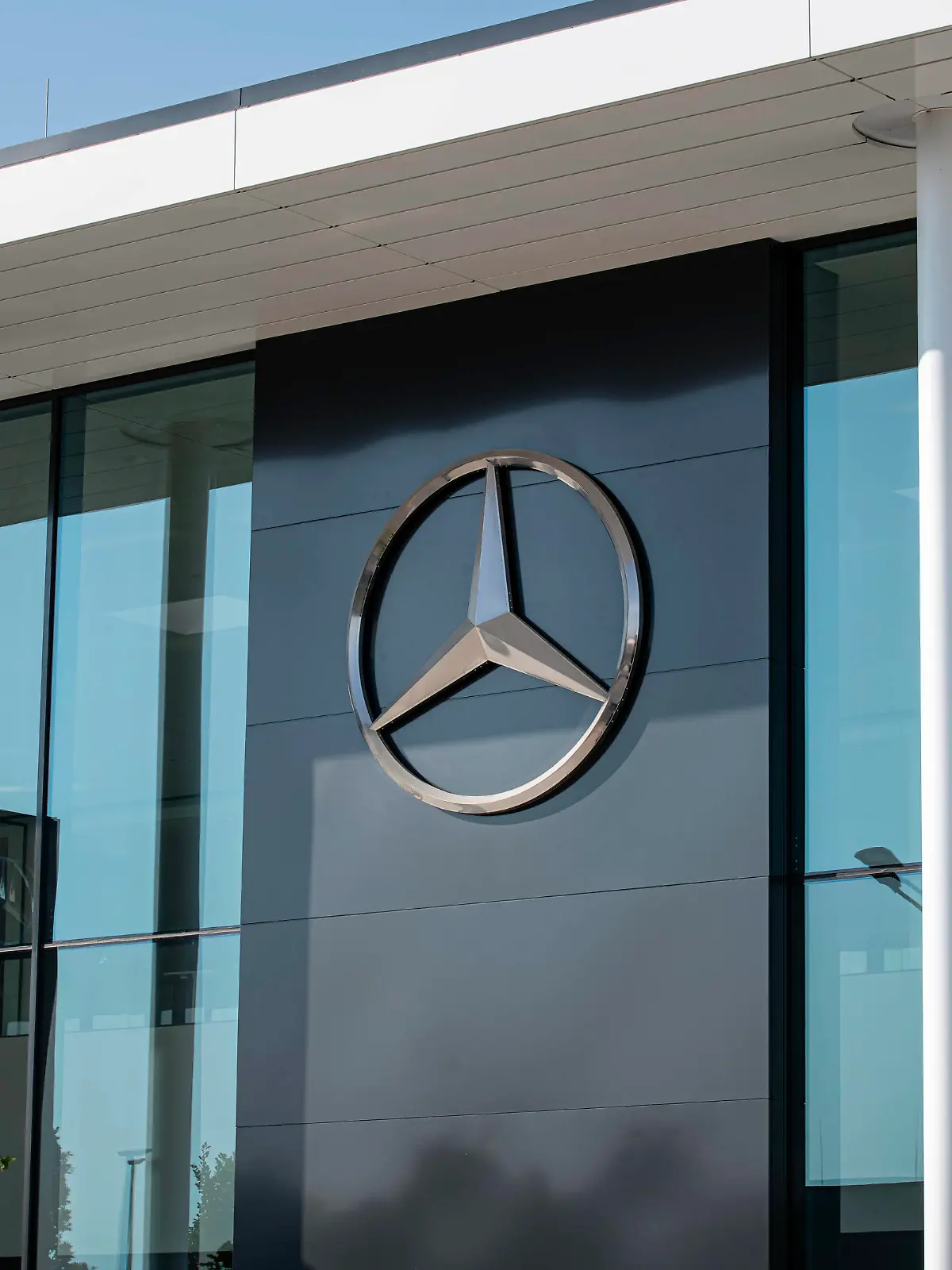 Autohaus von Mercedes-Benz Detail eines Autohauses des Automotive Herstellers Mercedes-Benz Copyright: xZoonar.com/KlausxOhlenschlägerx 20506478