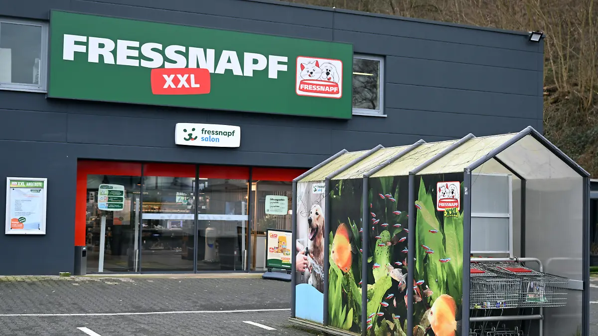 PRODUKTION - 16.02.2024, Nordrhein-Westfalen, Hagen: Das Logo von Fressnapf xxl-Markt hängt an der Fassade eines Marktes. (zu dpa: «Bei Haustieren wird weniger gespart - Umsatzplus für Fressnapf») Foto: Federico Gambarini/dpa +++ dpa-Bildfunk +++