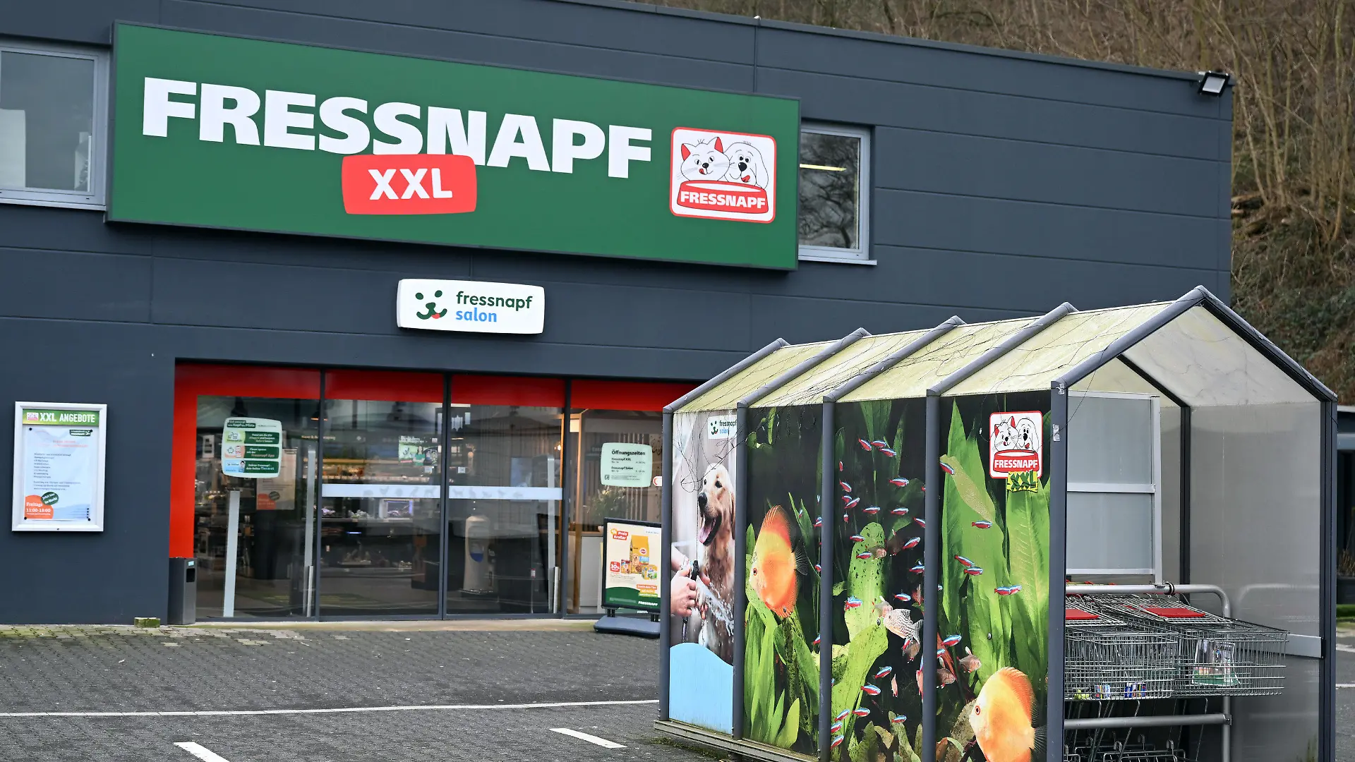 PRODUKTION - 16.02.2024, Nordrhein-Westfalen, Hagen: Das Logo von Fressnapf xxl-Markt hängt an der Fassade eines Marktes. (zu dpa: «Bei Haustieren wird weniger gespart - Umsatzplus für Fressnapf») Foto: Federico Gambarini/dpa +++ dpa-Bildfunk +++